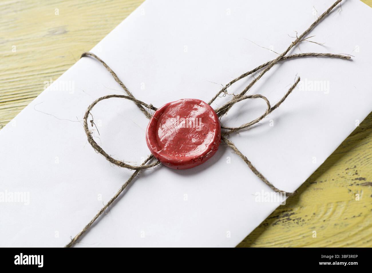 Vieille lettre enveloppe avec cachet de cire sur la surface en bois Banque D'Images