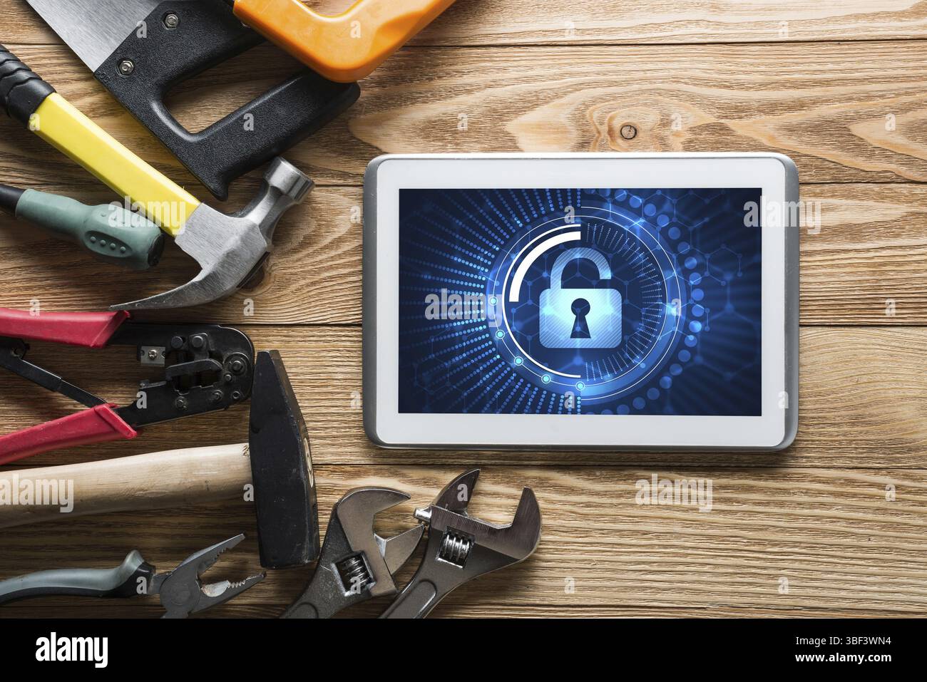 Tablet pc avec concept de sécurité et à l'écran outils industriels autour de Banque D'Images