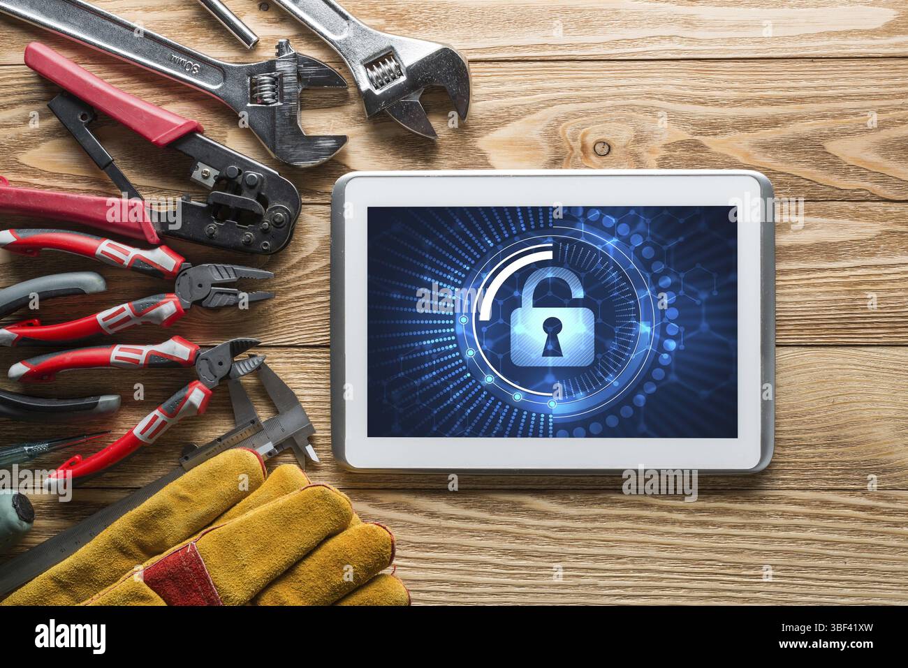 Tablet pc avec concept de sécurité et à l'écran outils industriels autour de Banque D'Images