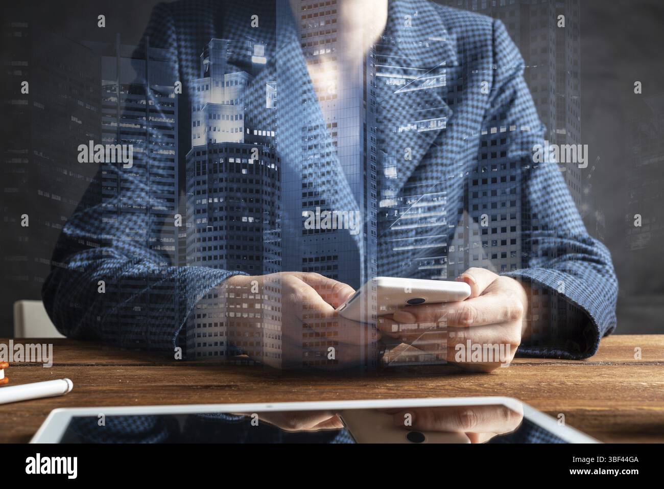 Femme d'affaires utilisant le téléphone portable au bureau. Fermez les mains de la femme et la tablette. Concept de communication mobile avec chat femme. Technolo numérique Banque D'Images