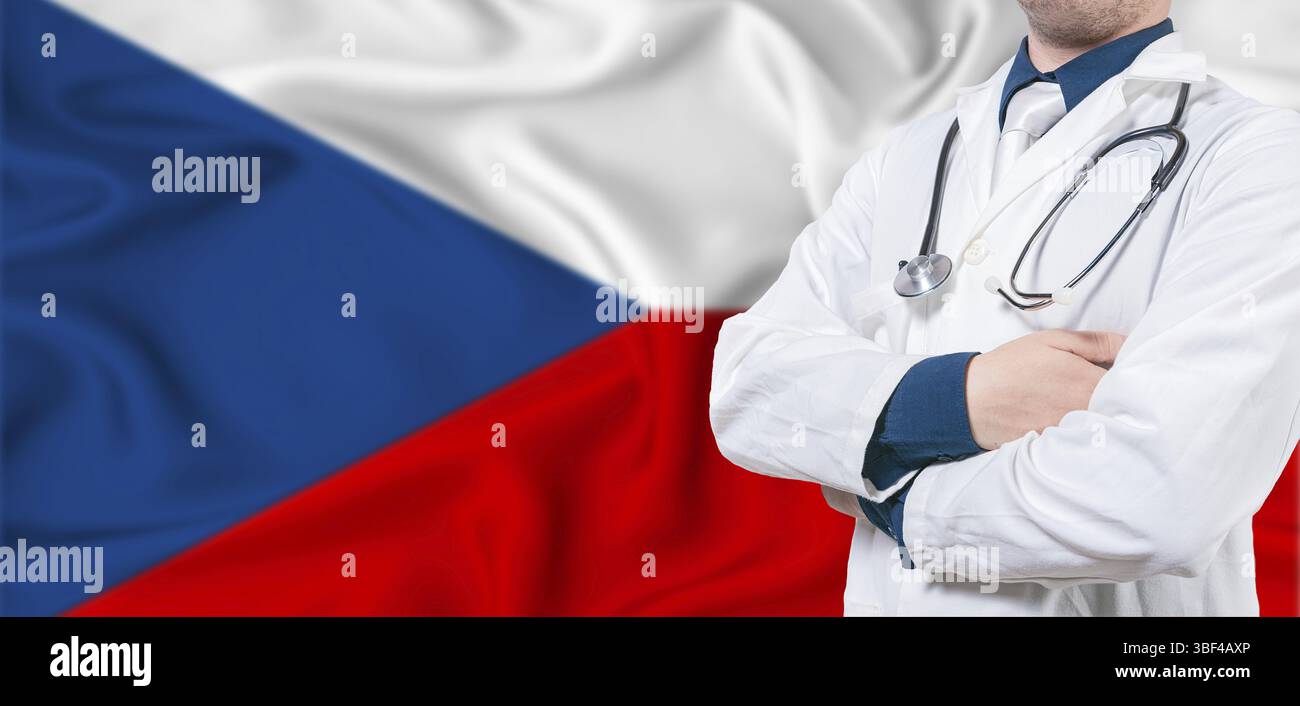 Concept de soins de santé en République tchèque. Médecin masculin sur le drapeau de la République tchèque. Docteur avec les bras croisés sur le drapeau de la République tchèque Banque D'Images