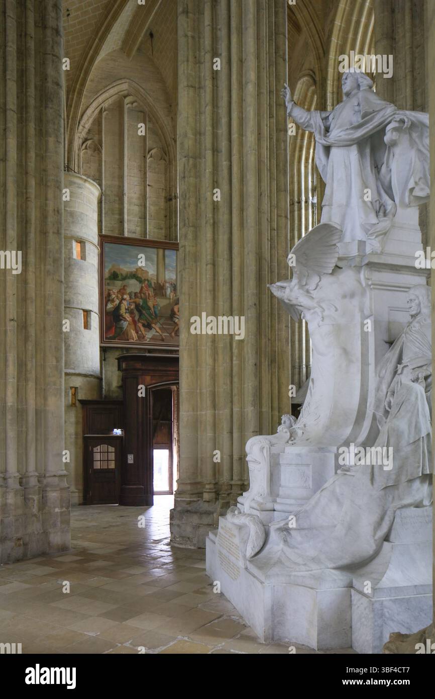 Statue monumentale de Jacques-bénigne Bossuet, créée en 1911 par le sculpteur Ernest Henri Dubois, dans la cathédrale de style gothique Cathédrale Saint-Etie Banque D'Images