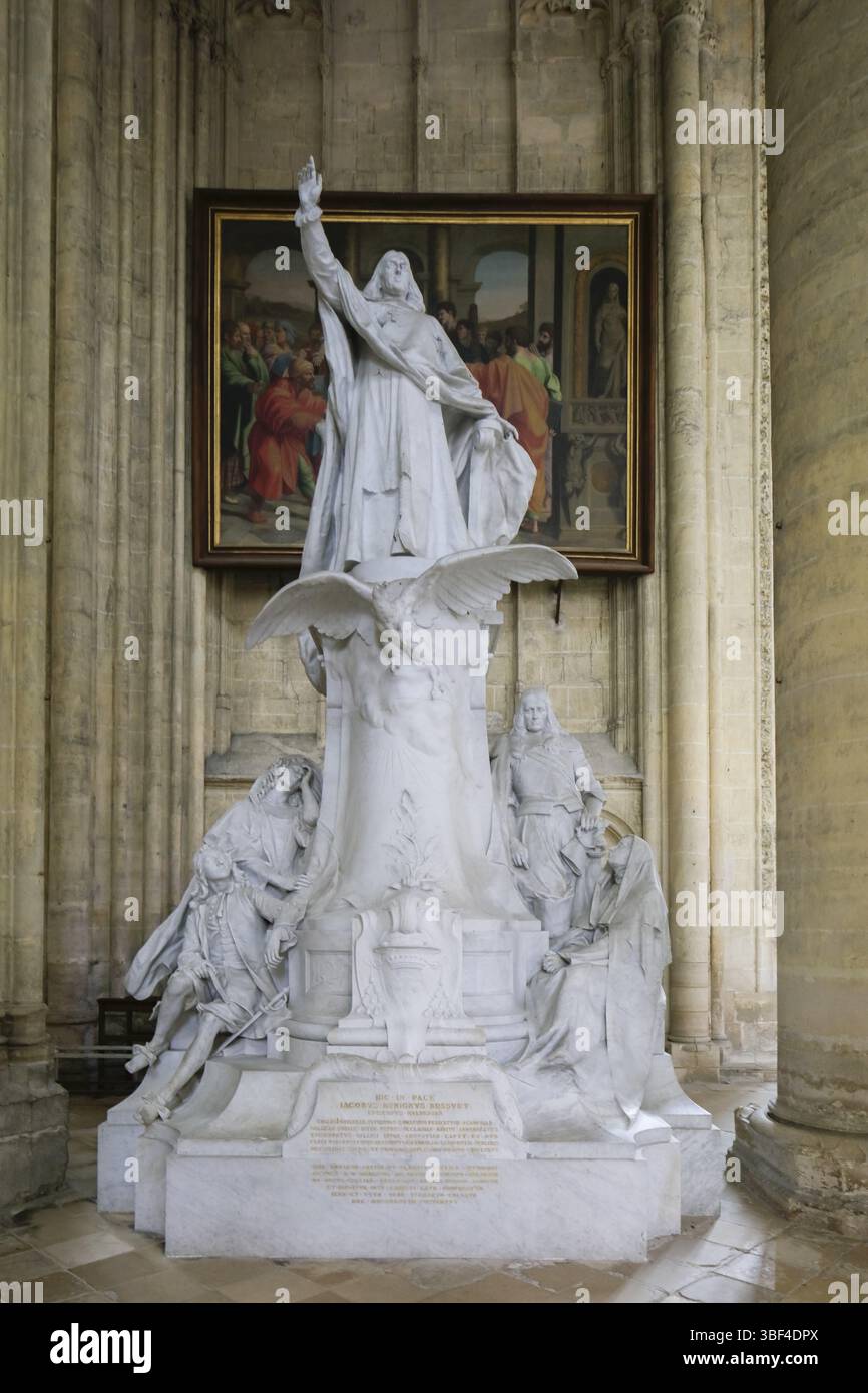 Statue monumentale de Jacques-bénigne Bossuet, créée en 1911 par le sculpteur Ernest Henri Dubois, dans la cathédrale de style gothique Cathédrale Saint-Etie Banque D'Images