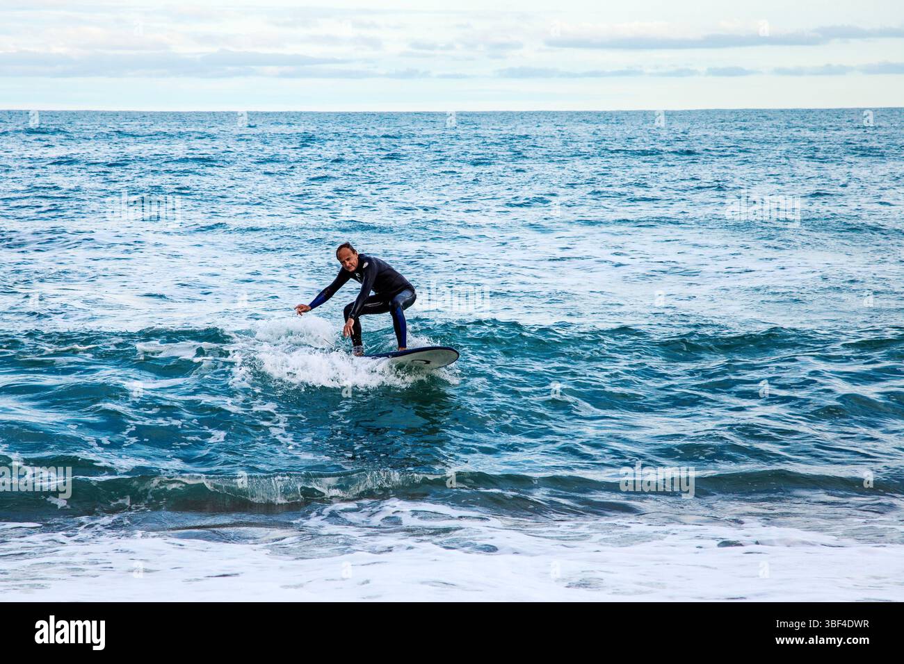 Surfeur sur une vague à plage Miramar, Biarritz, France Banque D'Images