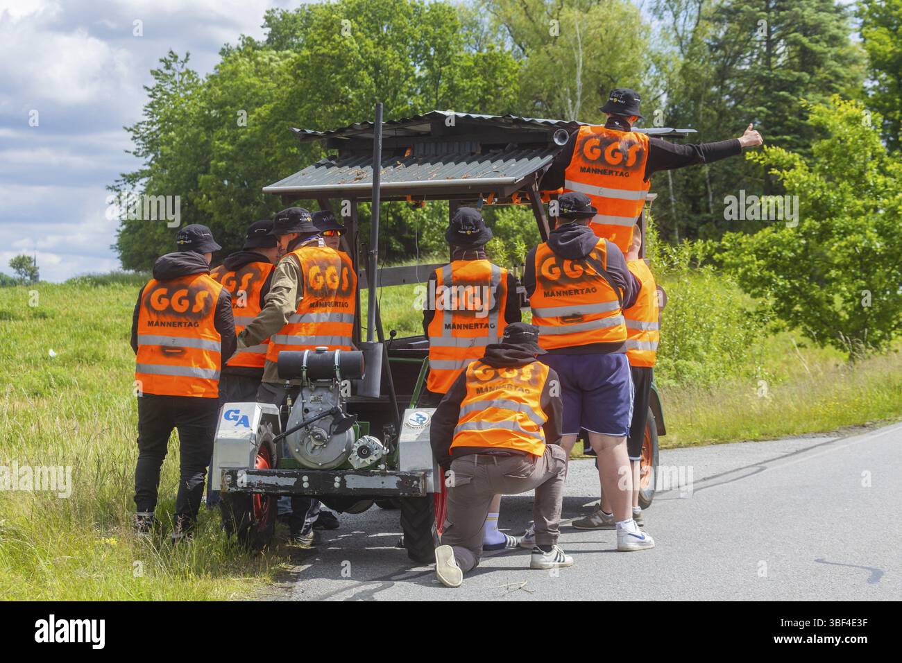 Jour de l'Ascension. Des groupes d'hommes sont sur la route autour de Moritzburg, Moritzburg, Saxe, Allemagne, parfois avec des compagnons très fantastiques et toujours avec Banque D'Images
