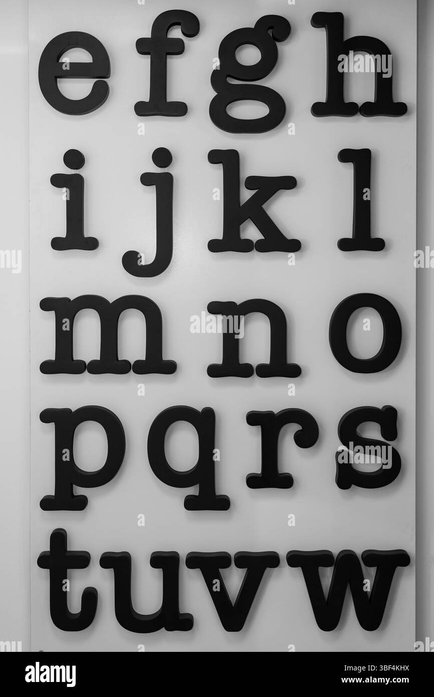 Gros plan d'un graphique de l'œil affichant plusieurs lettres utilisées par les optométristes pour évaluer l'acuité visuelle. Cette image claire et nette symbolise les soins oculaires, hea Banque D'Images