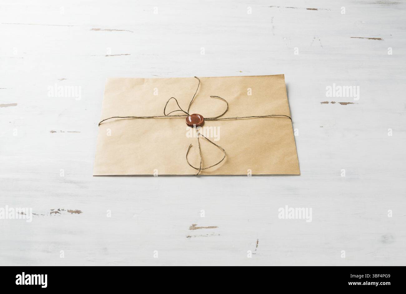 Vieille lettre enveloppe avec cachet de cire sur la surface en bois Banque D'Images