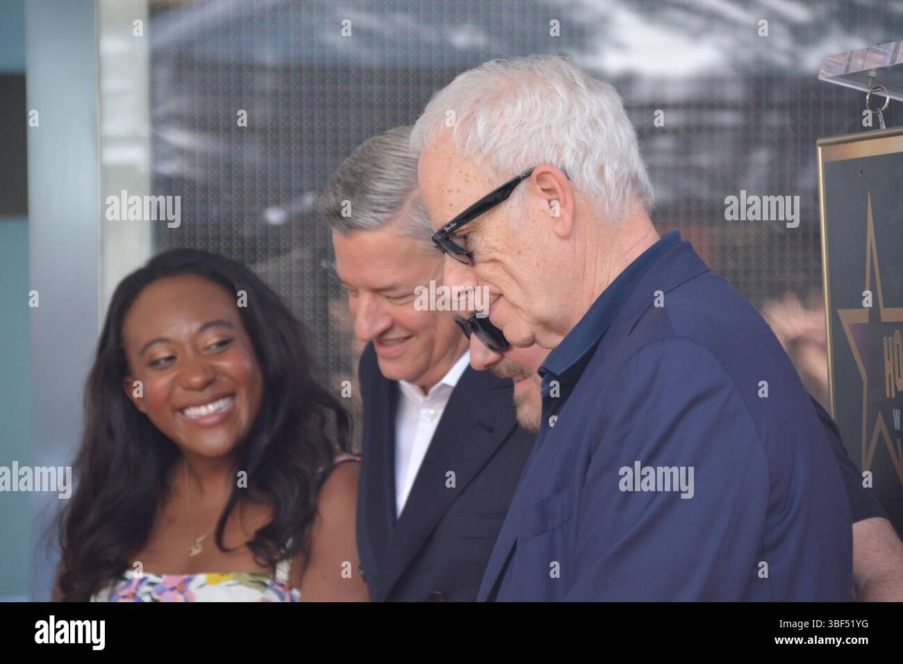 Angelique Jackson, Ted Sarandos, Ricky Gervais et Christopher Guest posent ensemble lors de la cérémonie des étoiles du Walk of Fame de Ricky Gervais le 30 mai 2025 à Hollywood, en Californie. Crédit : Sharon Graphics/Alamy Live News Banque D'Images