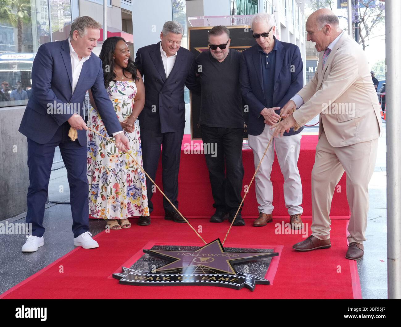 Los Angeles, États-Unis. 30 mai 2025. (G-d) Jerry Neuman, Angelique Jackson, Ted Sarandos, Ricky Gervais, Christopher Guest, Steve Nissen au Ricky Gervais honoré avec Star sur le Hollywood Walk of Fame cérémonie tenue au 1628 Vine Street à Hollywood, CA le vendredi, ?30 mai 2025. (Photo de Sthanlee B. Mirador/Sipa USA) crédit : Sipa USA/Alamy Live News Banque D'Images