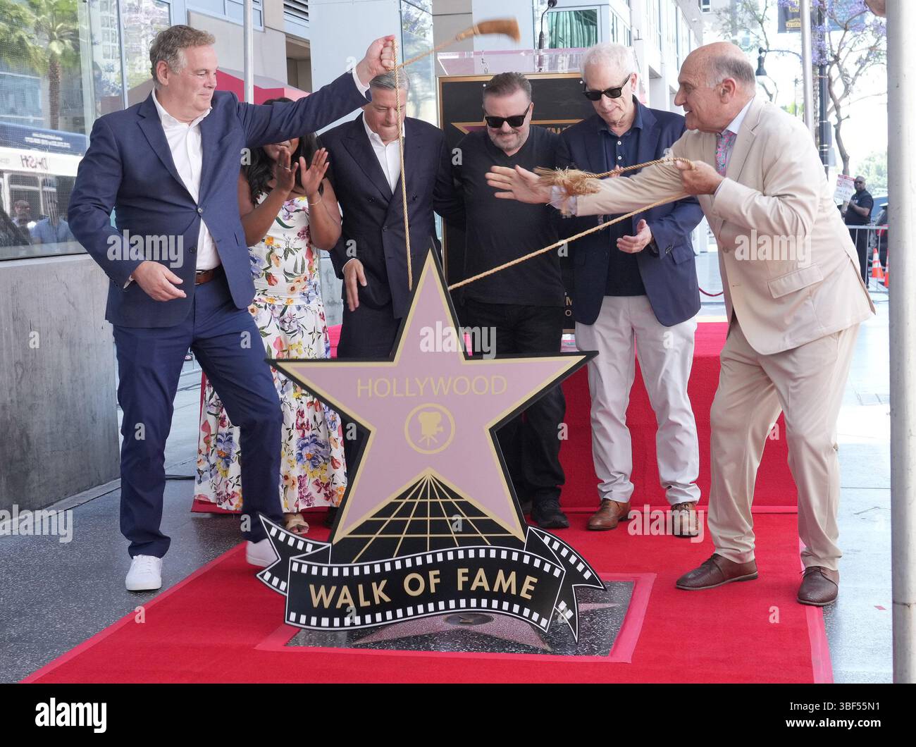 Los Angeles, États-Unis. 30 mai 2025. (G-d) Jerry Neuman, Angelique Jackson, Ted Sarandos, Ricky Gervais, Christopher Guest, Steve Nissen au Ricky Gervais honoré avec Star sur le Hollywood Walk of Fame cérémonie tenue au 1628 Vine Street à Hollywood, CA le vendredi, ?30 mai 2025. (Photo de Sthanlee B. Mirador/Sipa USA) crédit : Sipa USA/Alamy Live News Banque D'Images
