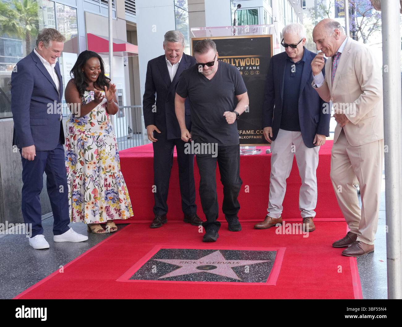 Los Angeles, États-Unis. 30 mai 2025. (G-d) Jerry Neuman, Angelique Jackson, Ted Sarandos, Ricky Gervais, Christopher Guest, Steve Nissen au Ricky Gervais honoré avec Star sur le Hollywood Walk of Fame cérémonie tenue au 1628 Vine Street à Hollywood, CA le vendredi, ?30 mai 2025. (Photo de Sthanlee B. Mirador/Sipa USA) crédit : Sipa USA/Alamy Live News Banque D'Images