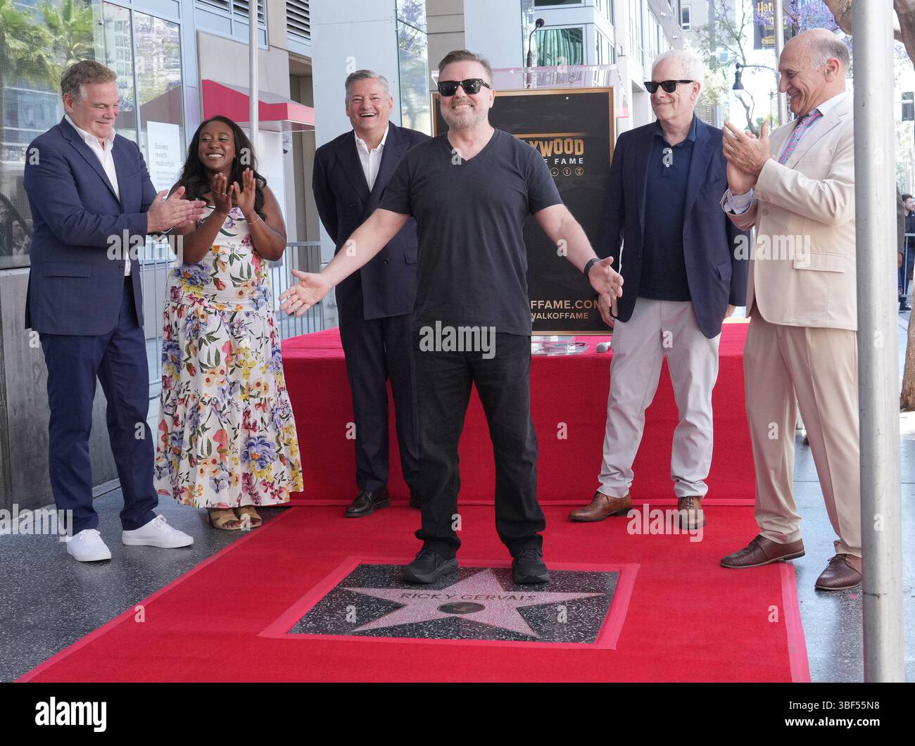 Los Angeles, États-Unis. 30 mai 2025. (G-d) Jerry Neuman, Angelique Jackson, Ted Sarandos, Ricky Gervais, Christopher Guest, Steve Nissen au Ricky Gervais honoré avec Star sur le Hollywood Walk of Fame cérémonie tenue au 1628 Vine Street à Hollywood, CA le vendredi, ?30 mai 2025. (Photo de Sthanlee B. Mirador/Sipa USA) crédit : Sipa USA/Alamy Live News Banque D'Images
