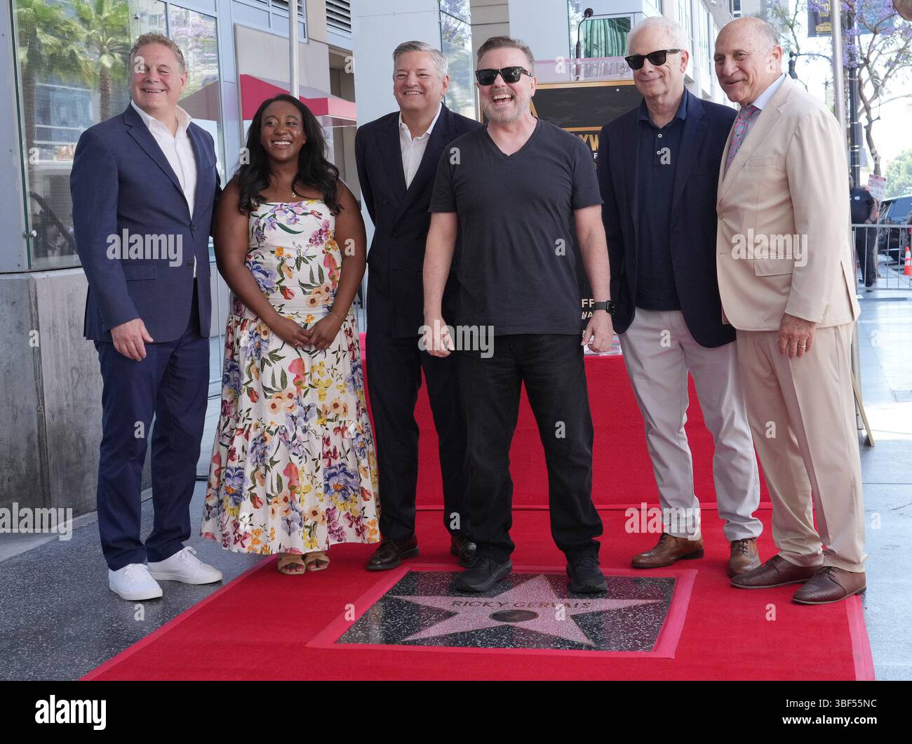 Los Angeles, États-Unis. 30 mai 2025. (G-d) Jerry Neuman, Angelique Jackson, Ted Sarandos, Ricky Gervais, Christopher Guest, Steve Nissen au Ricky Gervais honoré avec Star sur le Hollywood Walk of Fame cérémonie tenue au 1628 Vine Street à Hollywood, CA le vendredi, ?30 mai 2025. (Photo de Sthanlee B. Mirador/Sipa USA) crédit : Sipa USA/Alamy Live News Banque D'Images