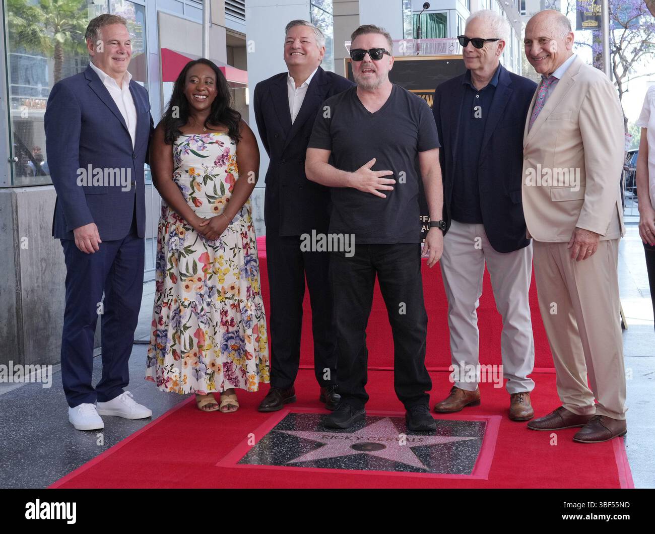 Los Angeles, États-Unis. 30 mai 2025. (G-d) Jerry Neuman, Angelique Jackson, Ted Sarandos, Ricky Gervais, Christopher Guest, Steve Nissen au Ricky Gervais honoré avec Star sur le Hollywood Walk of Fame cérémonie tenue au 1628 Vine Street à Hollywood, CA le vendredi, ?30 mai 2025. (Photo de Sthanlee B. Mirador/Sipa USA) crédit : Sipa USA/Alamy Live News Banque D'Images