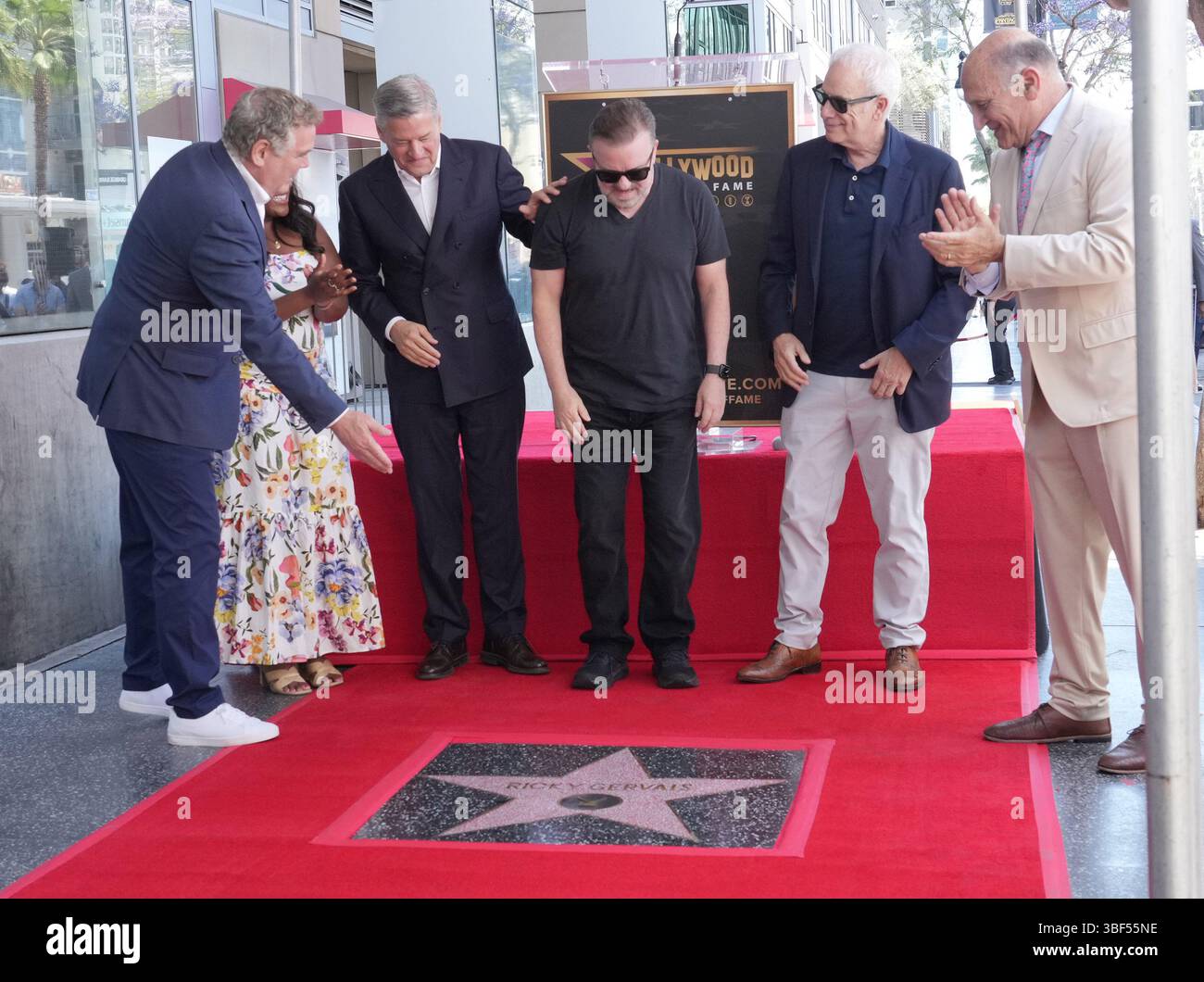 Los Angeles, États-Unis. 30 mai 2025. (G-d) Jerry Neuman, Angelique Jackson, Ted Sarandos, Ricky Gervais, Christopher Guest, Steve Nissen au Ricky Gervais honoré avec Star sur le Hollywood Walk of Fame cérémonie tenue au 1628 Vine Street à Hollywood, CA le vendredi, ?30 mai 2025. (Photo de Sthanlee B. Mirador/Sipa USA) crédit : Sipa USA/Alamy Live News Banque D'Images