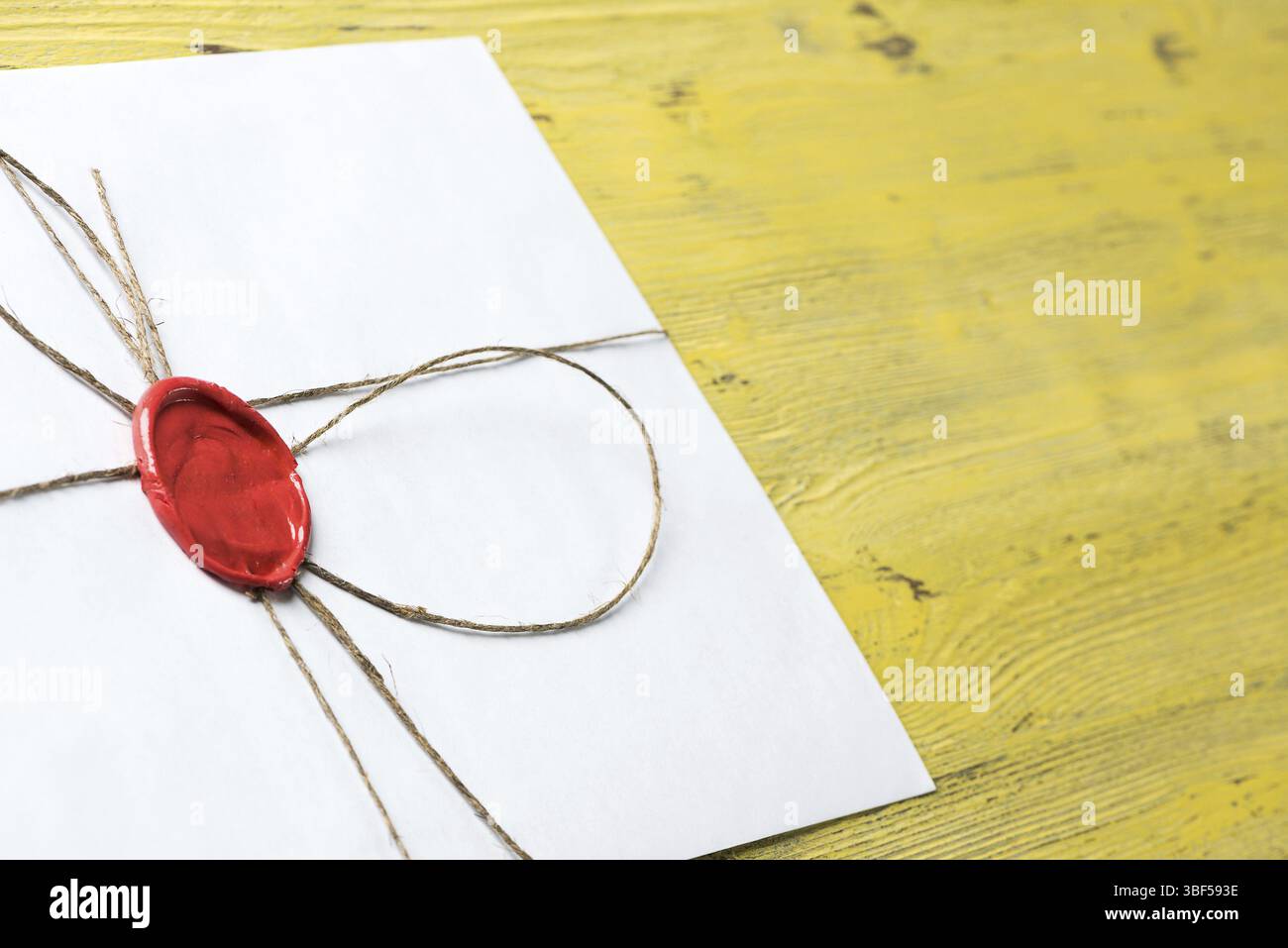 Vieille lettre enveloppe avec cachet de cire sur la surface en bois Banque D'Images