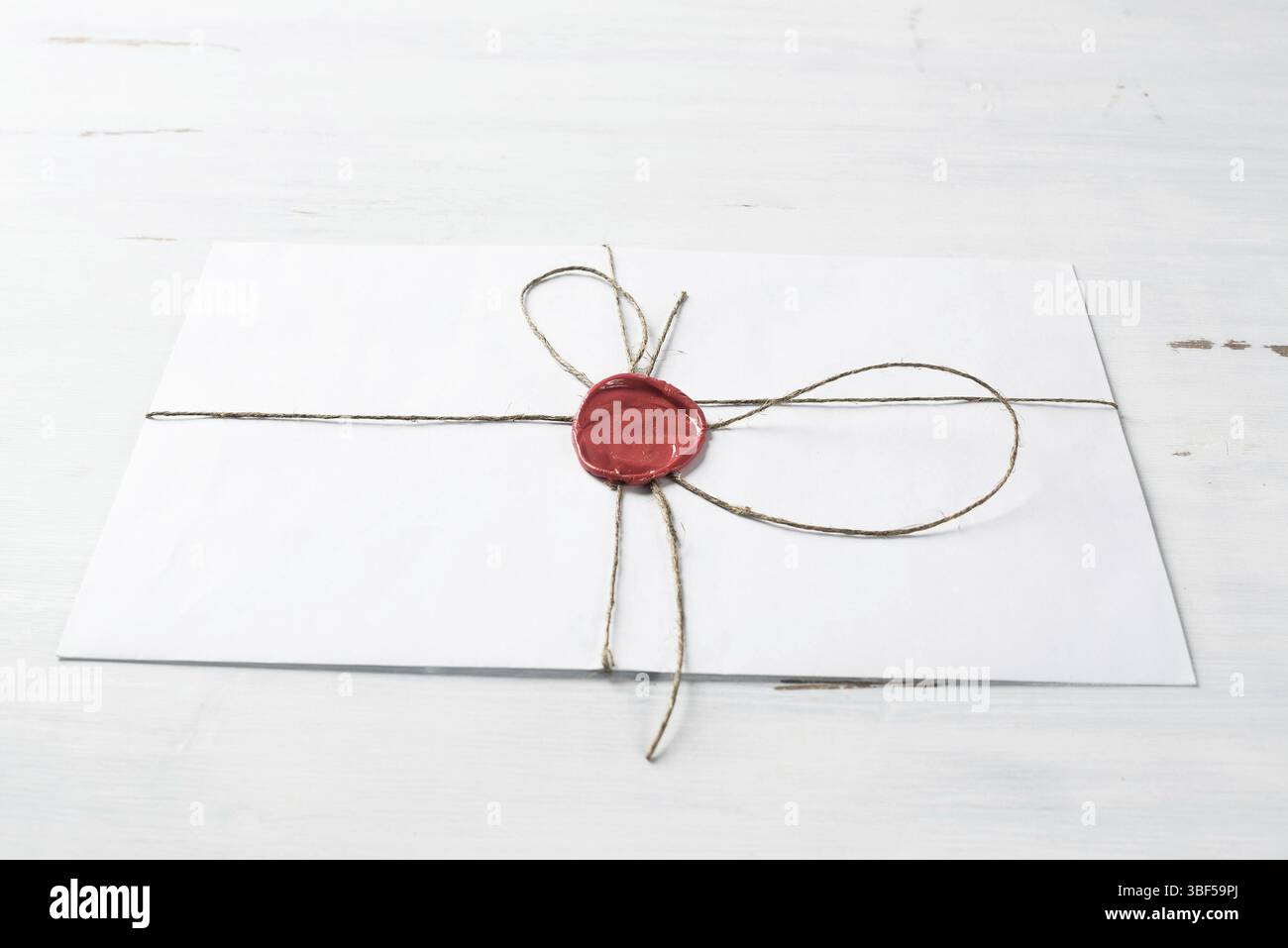 Vieille lettre enveloppe avec cachet de cire sur la surface en bois Banque D'Images