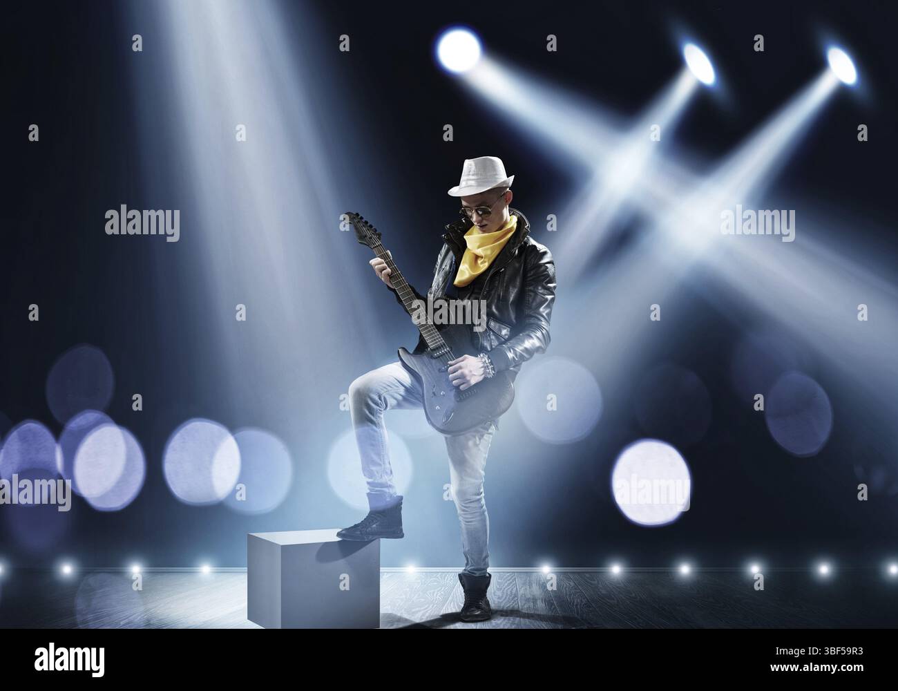 Jeune musicien de rock aux lumières de la scène Banque D'Images