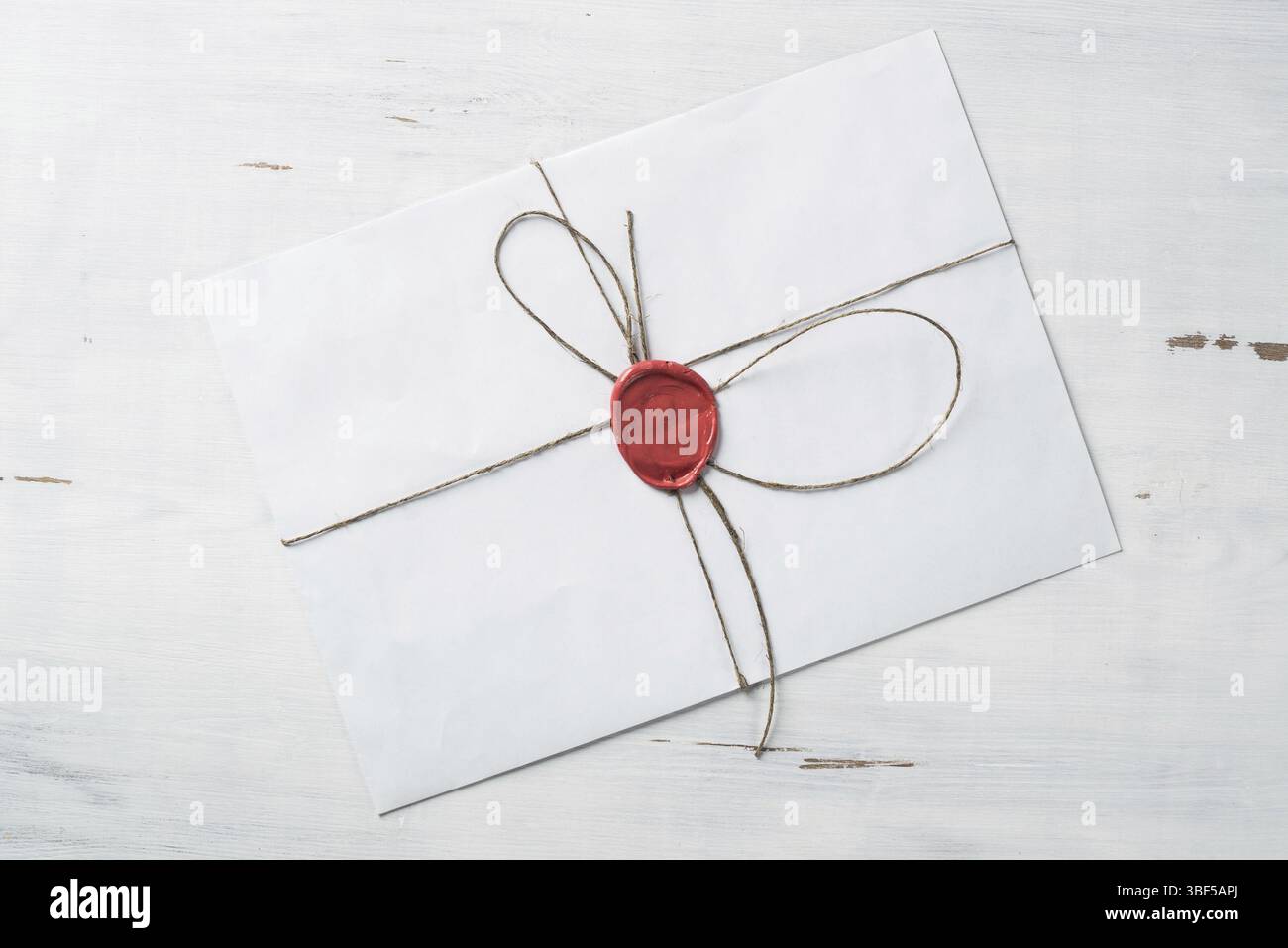 Vieille lettre enveloppe avec cachet de cire sur la surface en bois Banque D'Images