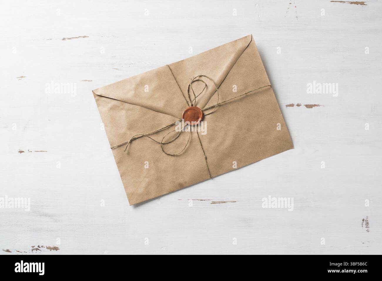 Vieille lettre enveloppe avec cachet de cire sur la surface en bois Banque D'Images