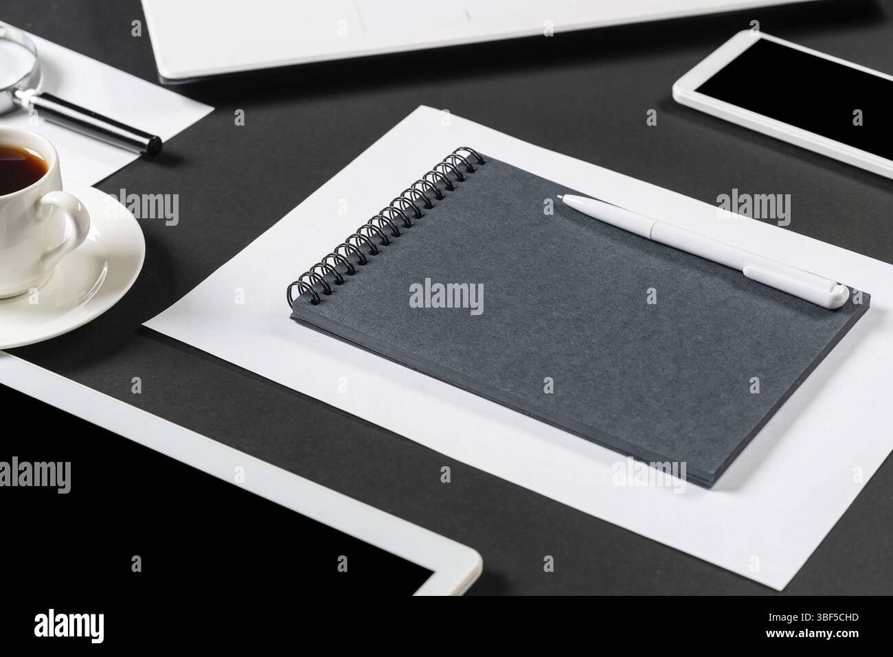 Vue de dessus du lieu de travail design avec des appareils numériques modernes. Design contemporain à plat avec surface noire. Technologie numérique et mode de vie mobile. Banque D'Images