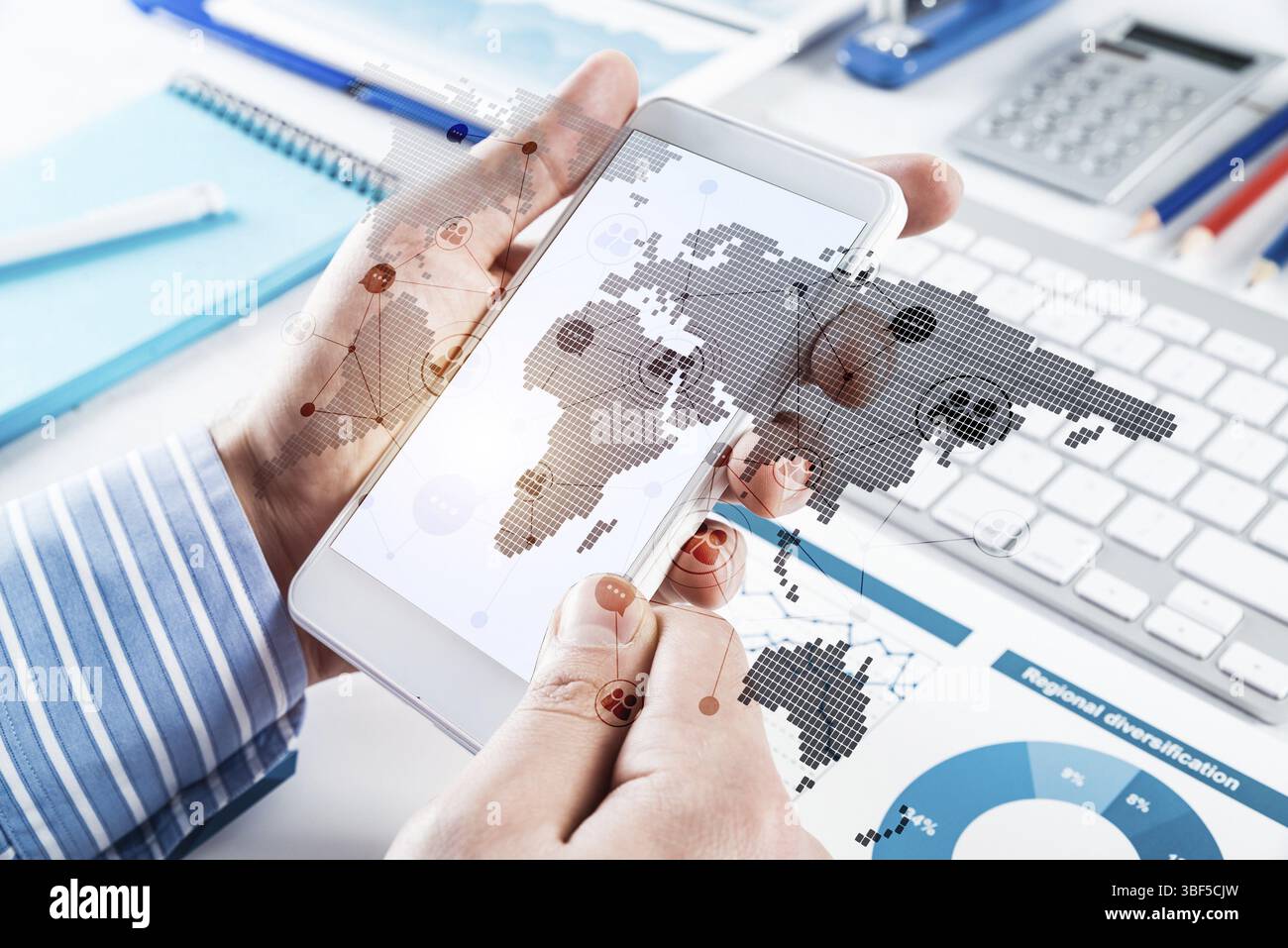 Les mains des hommes tiennent un téléphone portable. Concept de médias sociaux Banque D'Images