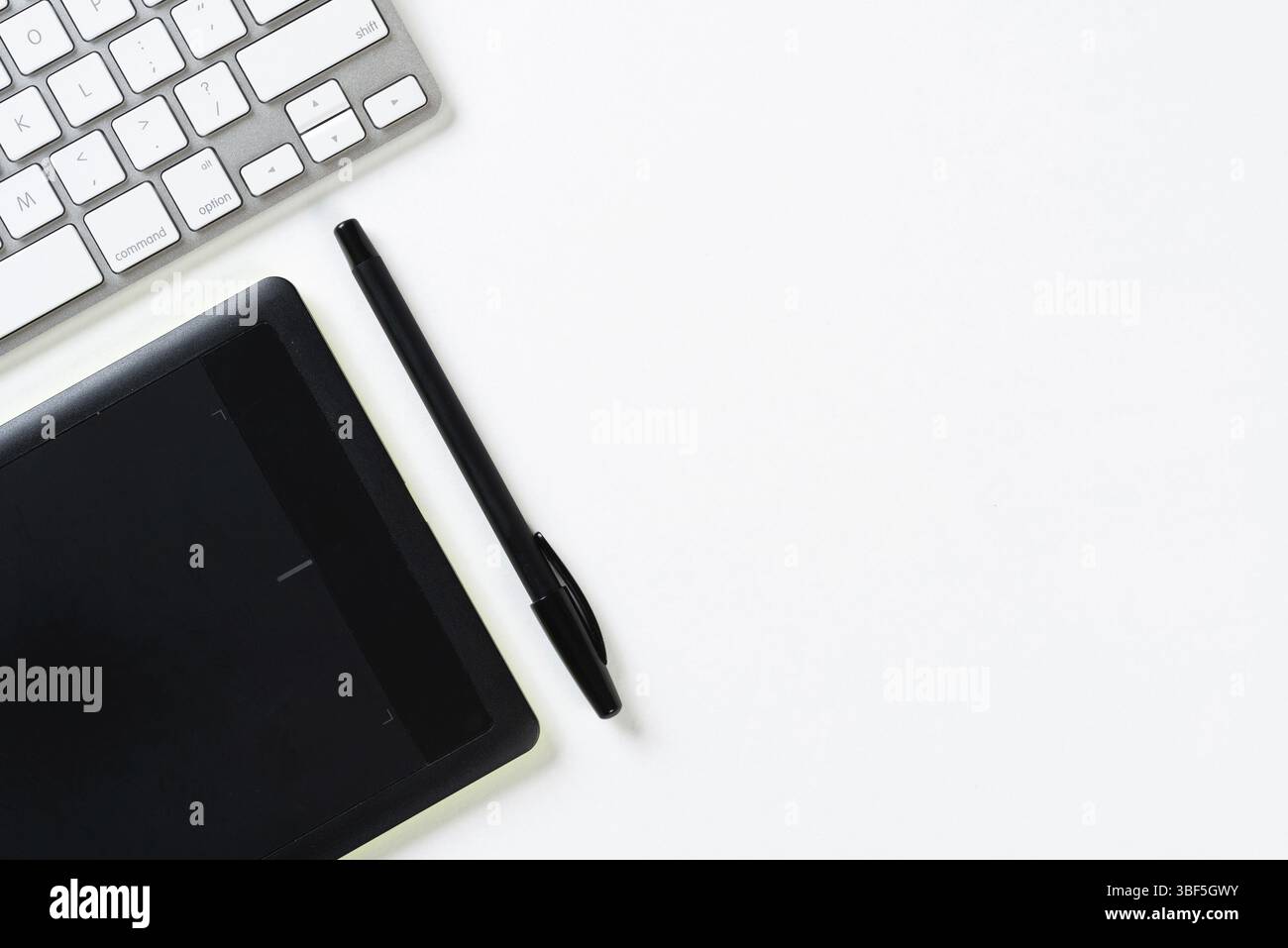 Vue de dessus du lieu de travail moderne. Tablette graphique, stylo et clavier d'ordinateur sur surface blanche. Concept d'éducation, de créativité et d'innovation avec copie s. Banque D'Images