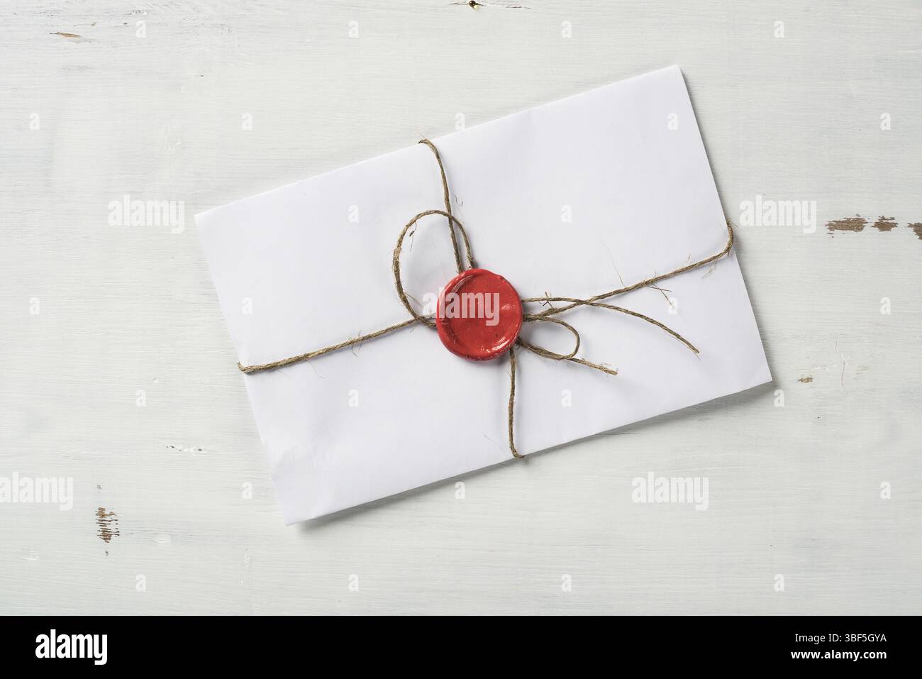Vieille lettre enveloppe avec cachet de cire sur la surface en bois Banque D'Images