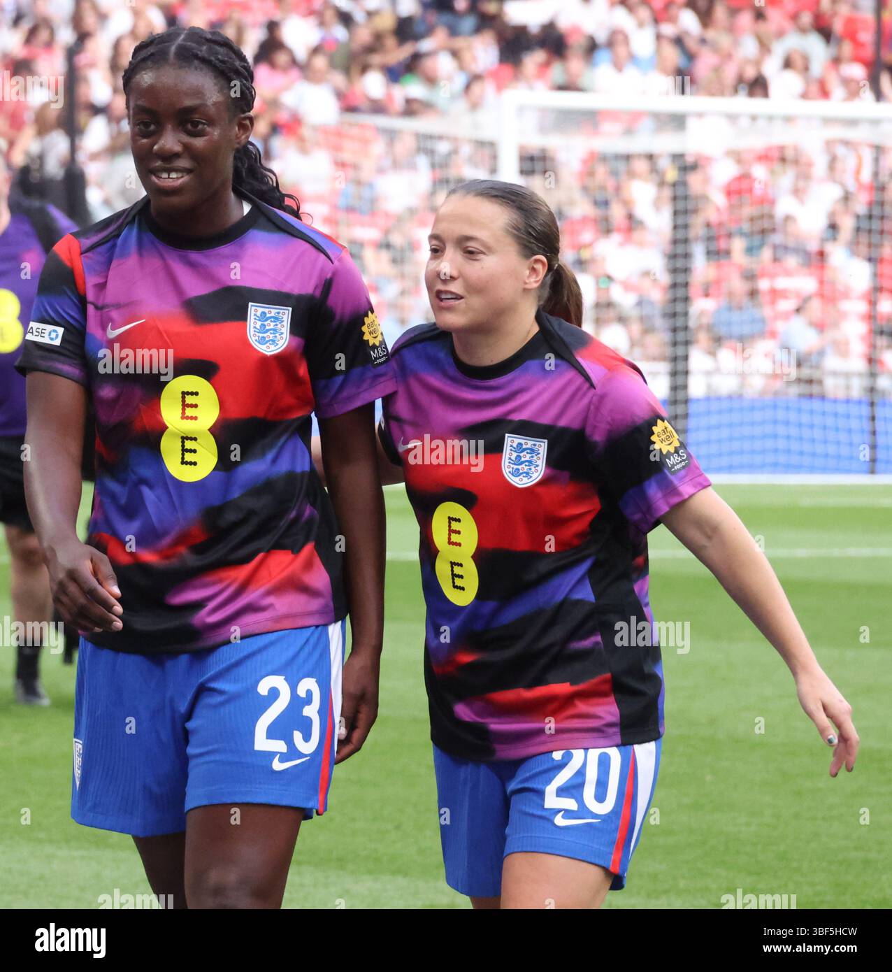 Londres, Royaume-Uni. 30 mai 2025. Pendant l'UEFA Women's Nations League - Group 3 Michelle Agyemang (Brighton et Hove Albion) d'Angleterre femmes et Fran Kirby (Brighton) d'Angleterre femmes avec match entre l'Angleterre femmes contre le Portugal femmes au stade de Wembley, Londres le 30 mai 2025 crédit : action Foto Sport/Alamy Live News Banque D'Images