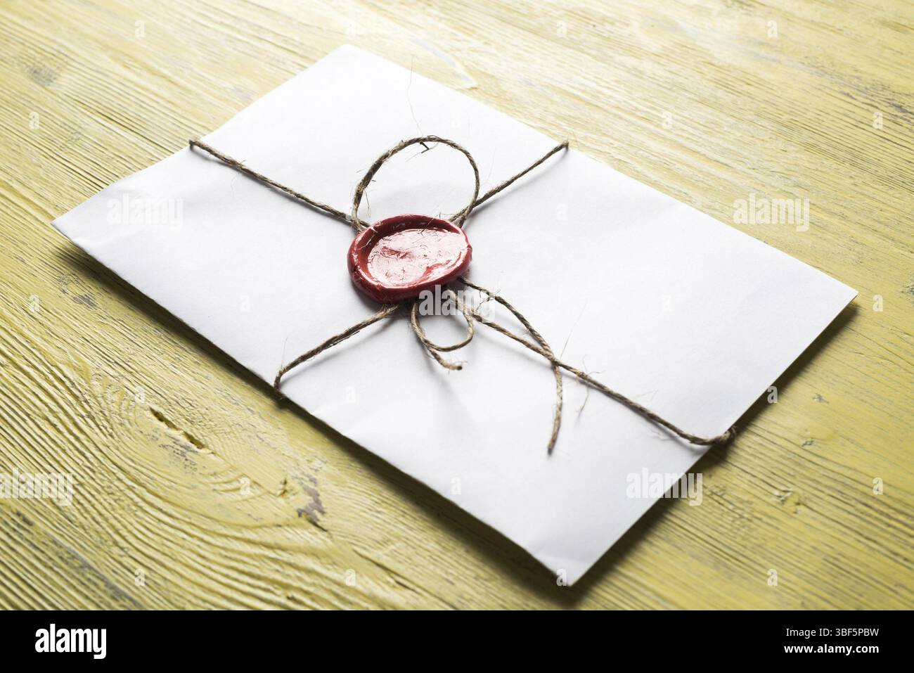 Vieille lettre enveloppe avec cachet de cire sur la surface en bois Banque D'Images