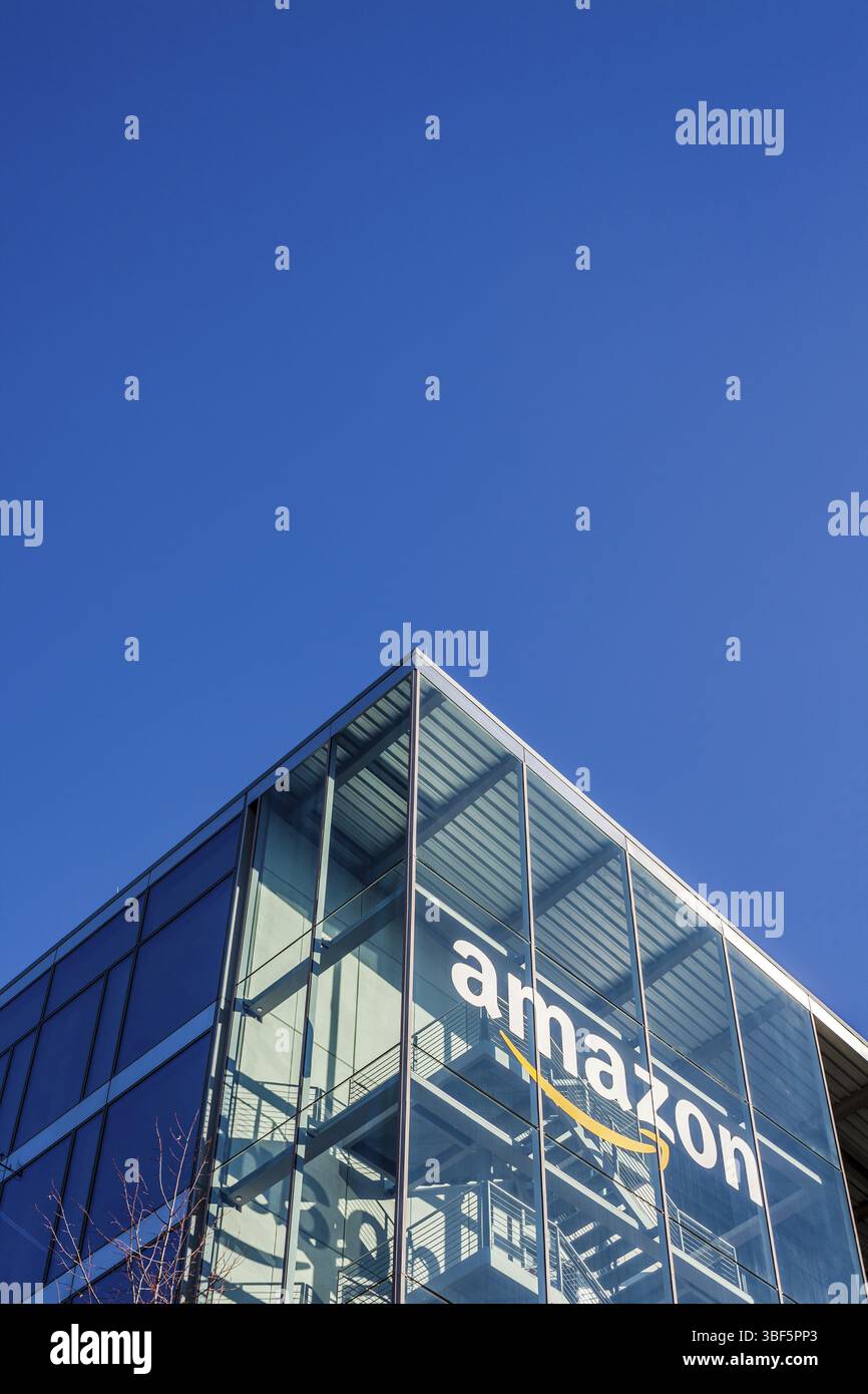 MUNICH, ALLEMAGNE - 26 DÉCEMBRE 2018 : logo Amazon dans l'immeuble de bureaux de l'entreprise situé à Munich, Allemagne, Europe Banque D'Images