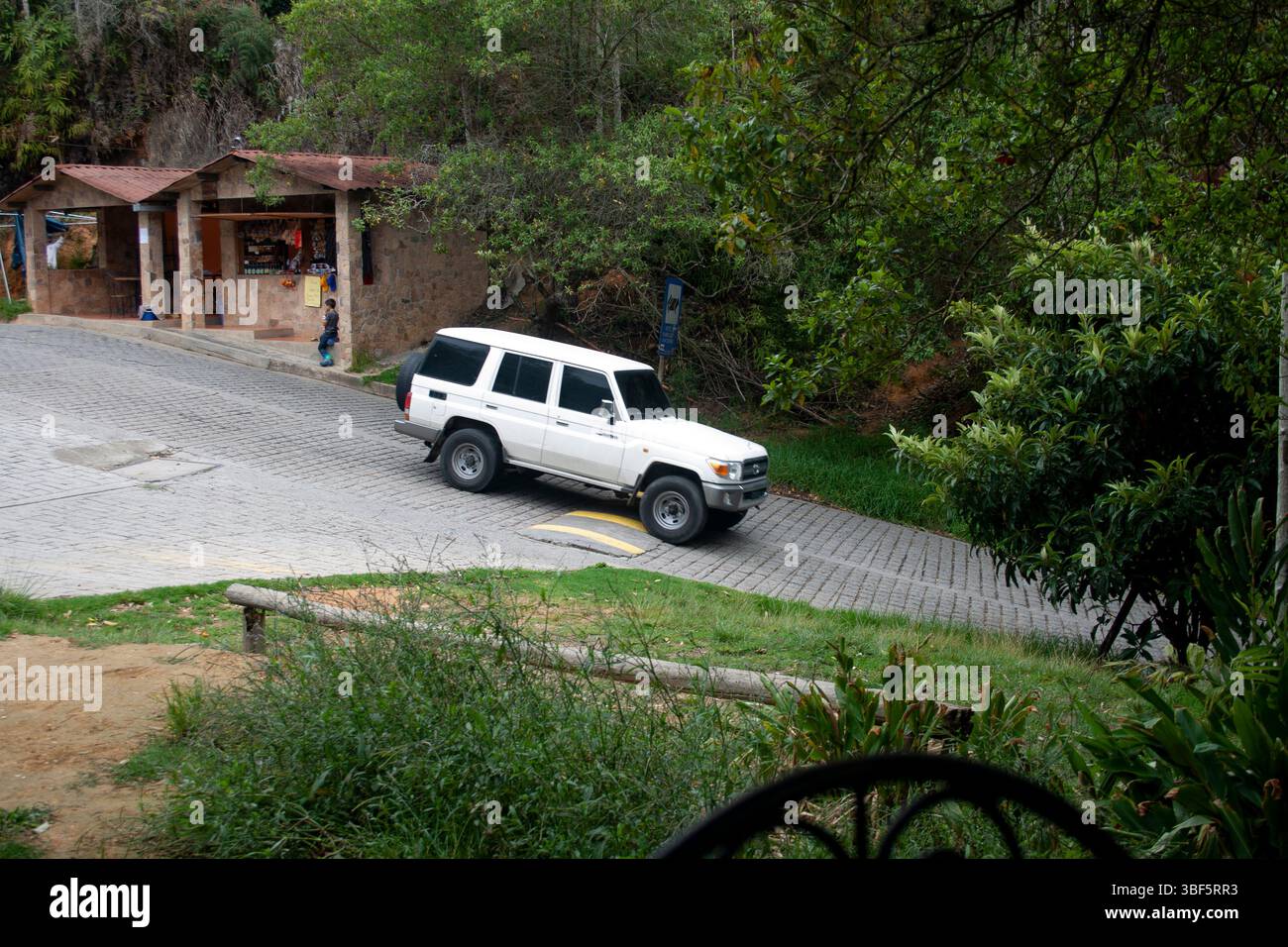 Arrêt véhicule 4X4 et petit magasin de nourriture à Picacho de Galipan El Avila Waraira Repano Caracas Venezuela. Banque D'Images