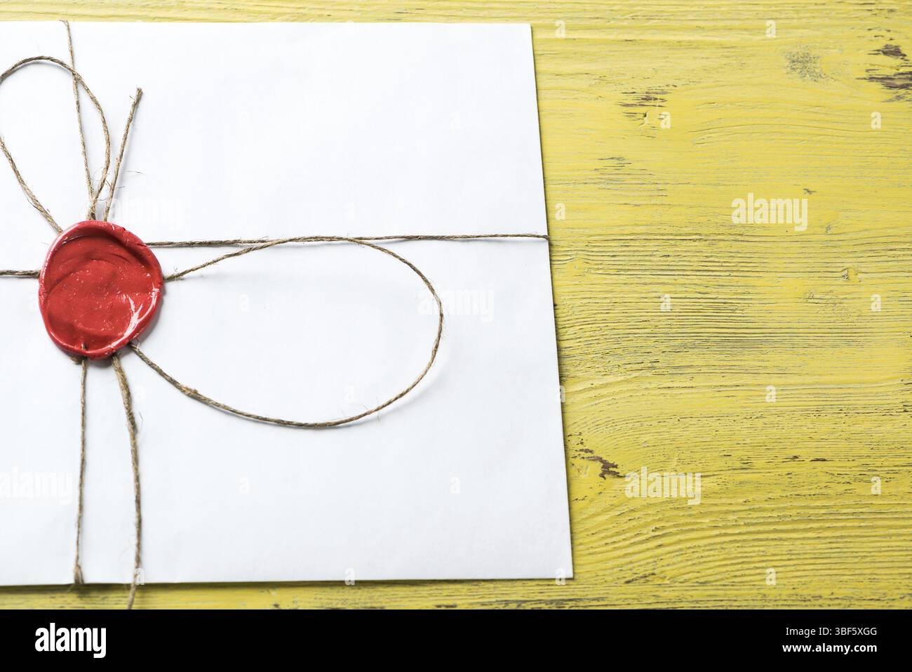 Vieille lettre enveloppe avec cachet de cire sur la surface en bois Banque D'Images