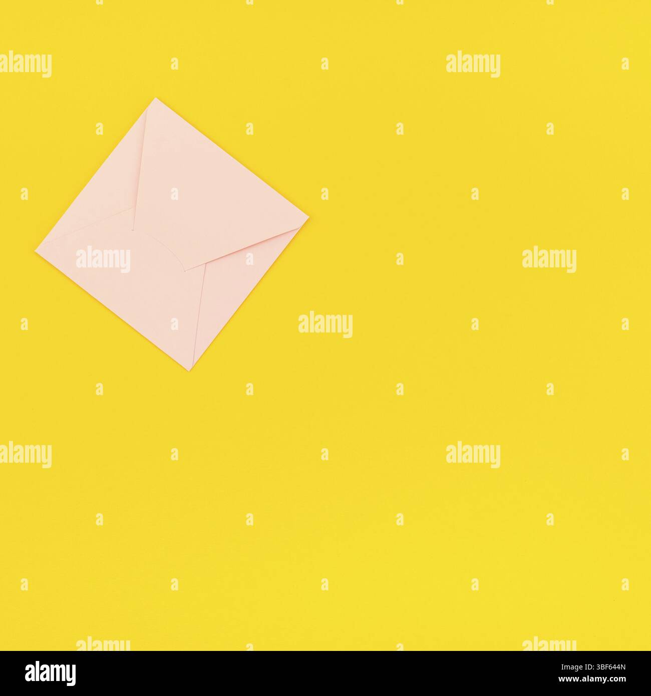 Petit Amour rose millénaire lettre avec copie espace sur fond jaune dans creative style minimaliste. Concept2 modèle pour Valentine maison de vacances f Banque D'Images