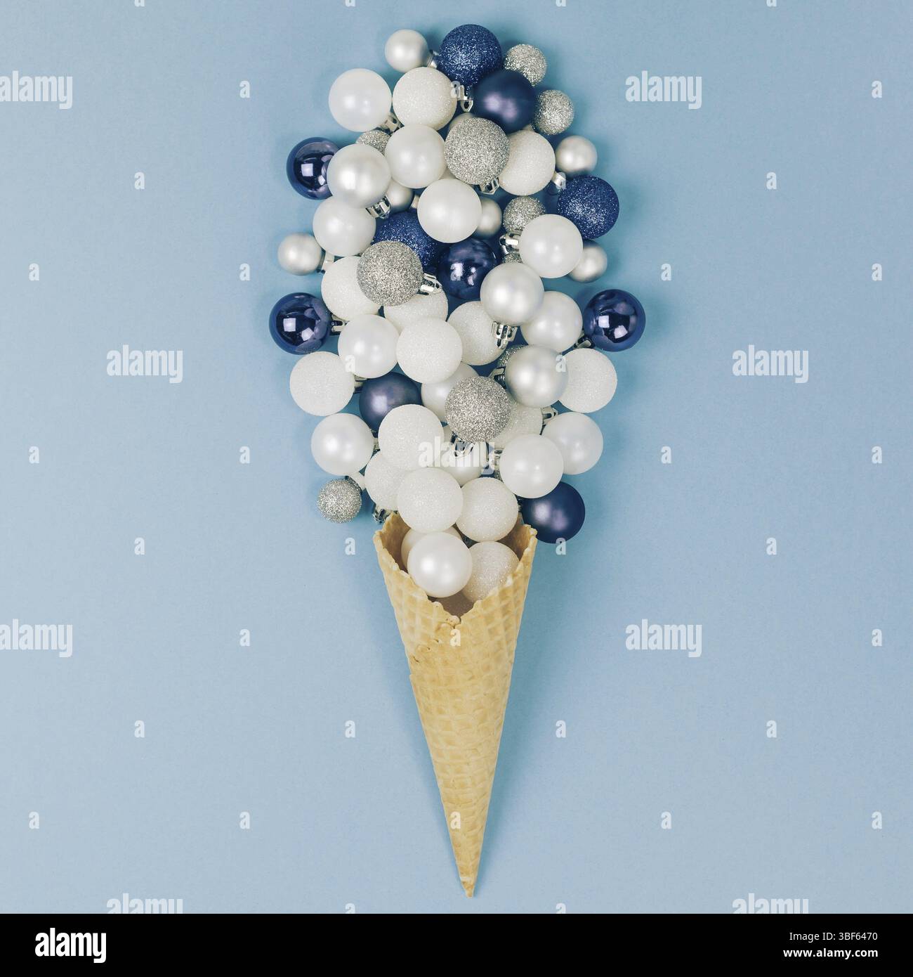 Nouvelle année ou de noël télévision créative jeter dessus maison de Noël Décoration fête toy balles en cornet gaufré papier fond bleu copie espace Modèl Banque D'Images