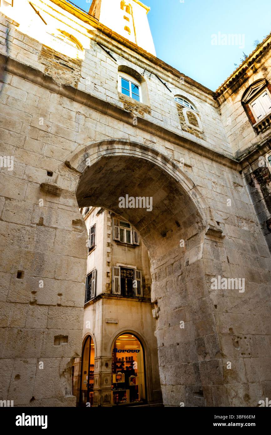 Porte de fer au palais de Diocletians à Split, Croatie. Banque D'Images
