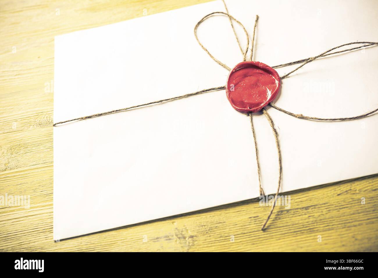 Vieille lettre enveloppe avec cachet de cire sur la surface en bois Banque D'Images