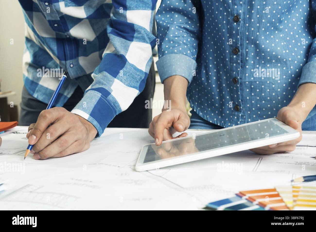 Concepteurs sélectionnant la palette de couleurs pour le projet de conception. Décorateur utilisant la tablette pour le travail. Design d'intérieur, décoration architecturale et rénovati Banque D'Images