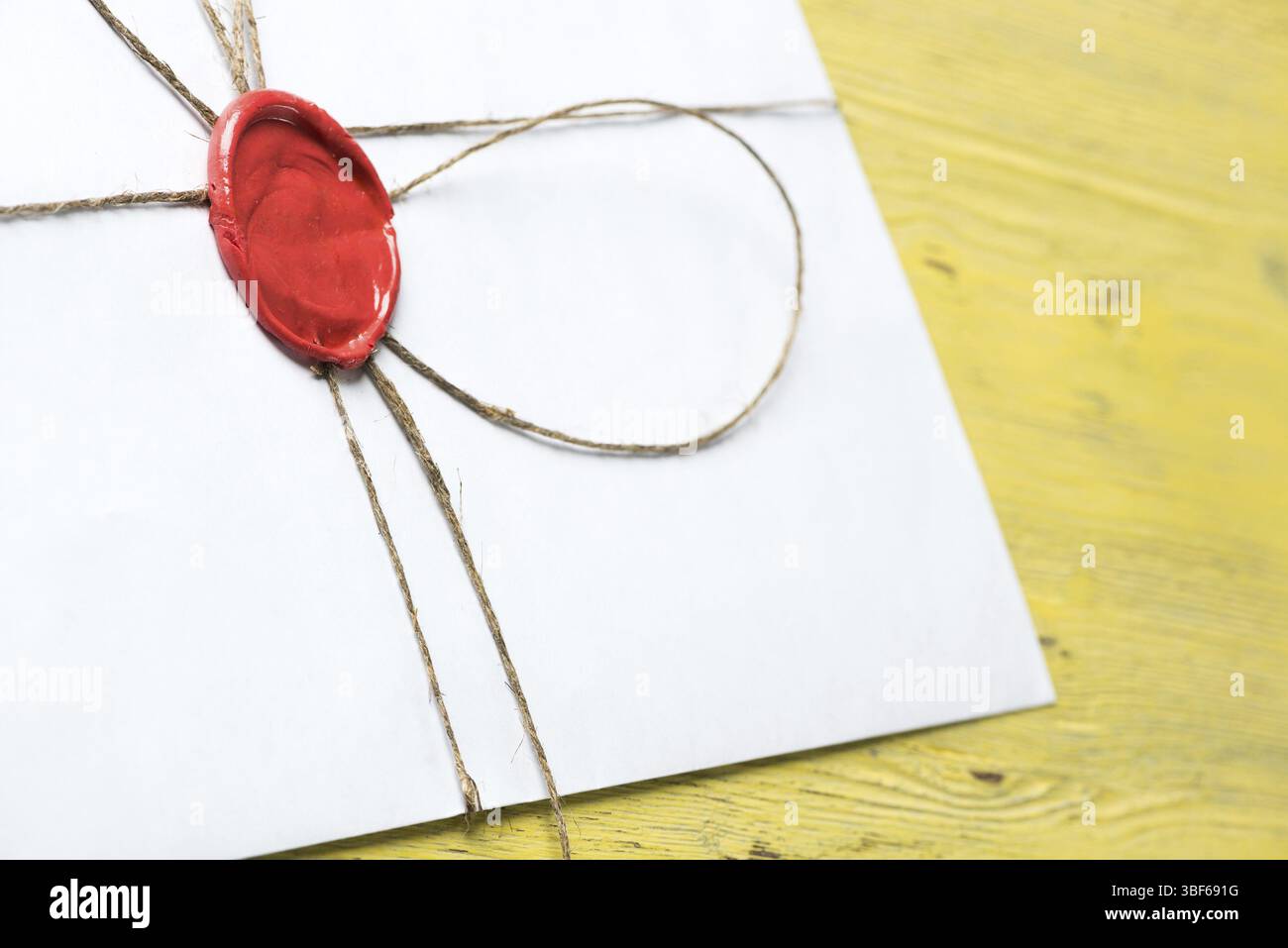 Vieille lettre enveloppe avec cachet de cire sur la surface en bois Banque D'Images
