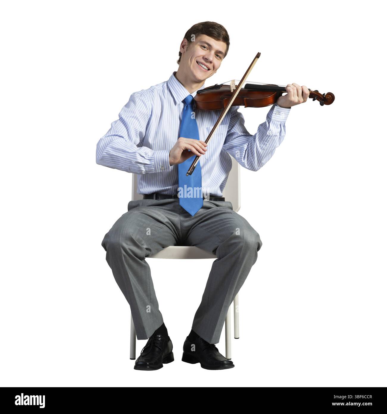 Homme d'affaires sur une chaise avec un violon, isolé sur fond blanc Banque D'Images