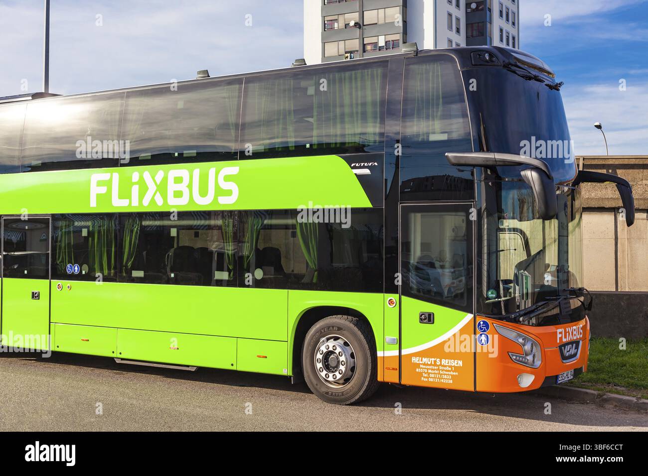 Flixbus, marque allemande offrant un service de bus interurbain en Europe et aux États-Unis. Logo FlixBus sur l'autocar vert. Bus confortable et économique. LY Banque D'Images