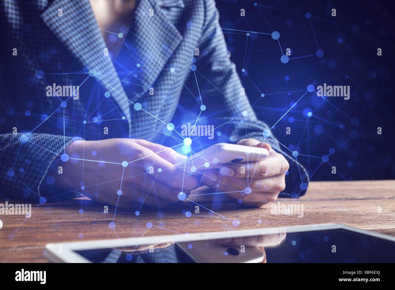 Femme d'affaires utilisant le téléphone portable au bureau. Fermez les mains de la femme et la tablette. Concept de communication mobile avec chat femme. Technolo numérique Banque D'Images