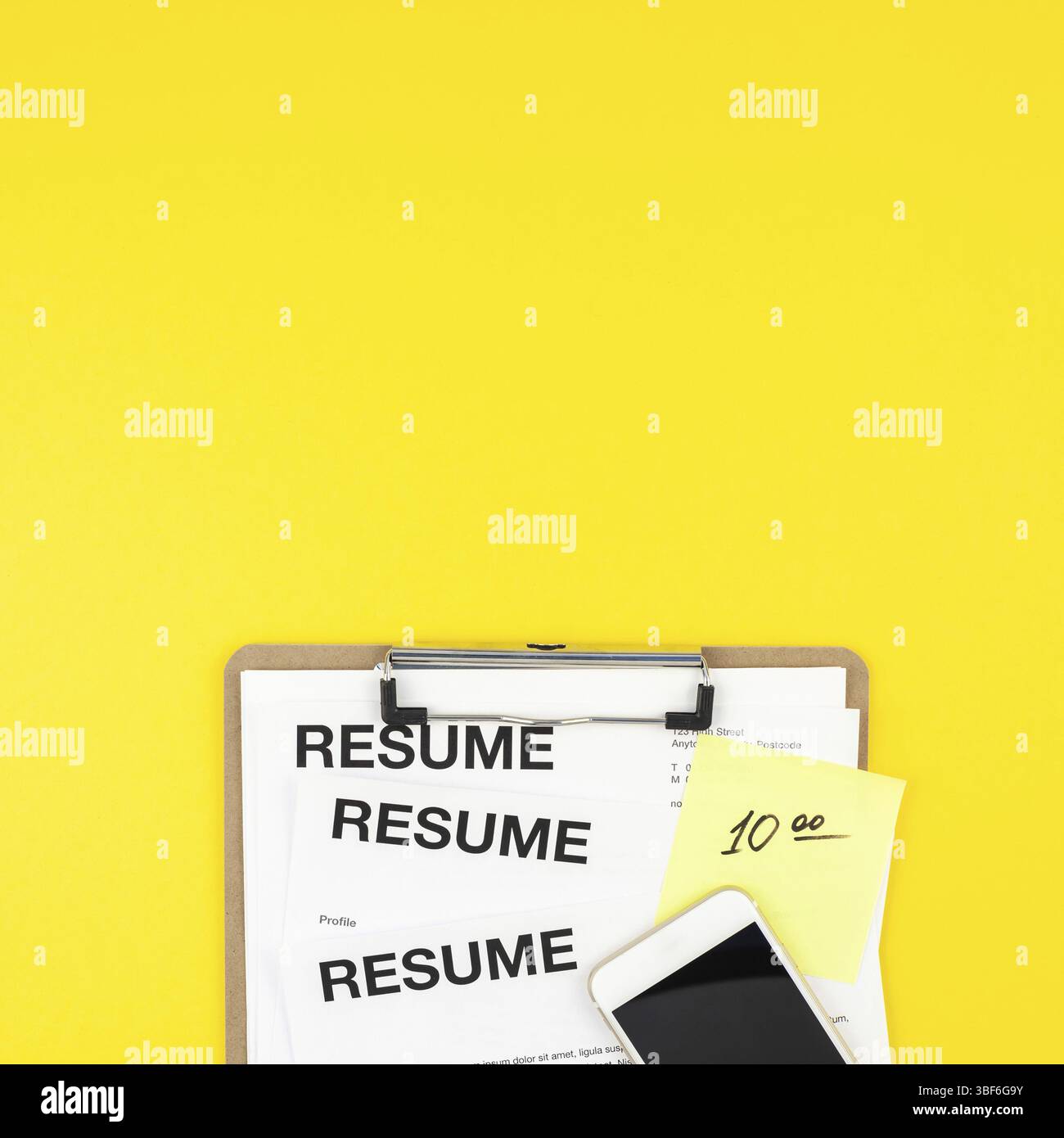 Creative Vue de dessus de bureau avec télévision lay résumé documents copie espace sur fond jaune dans un style minimaliste. Concept de nouvel emploi, recrutement d'embauche Banque D'Images