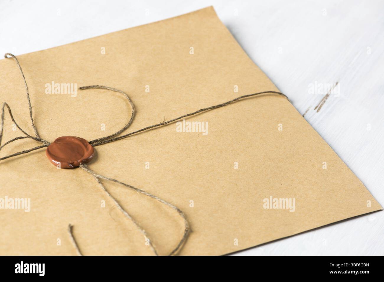 Vieille lettre enveloppe avec cachet de cire sur la surface en bois Banque D'Images
