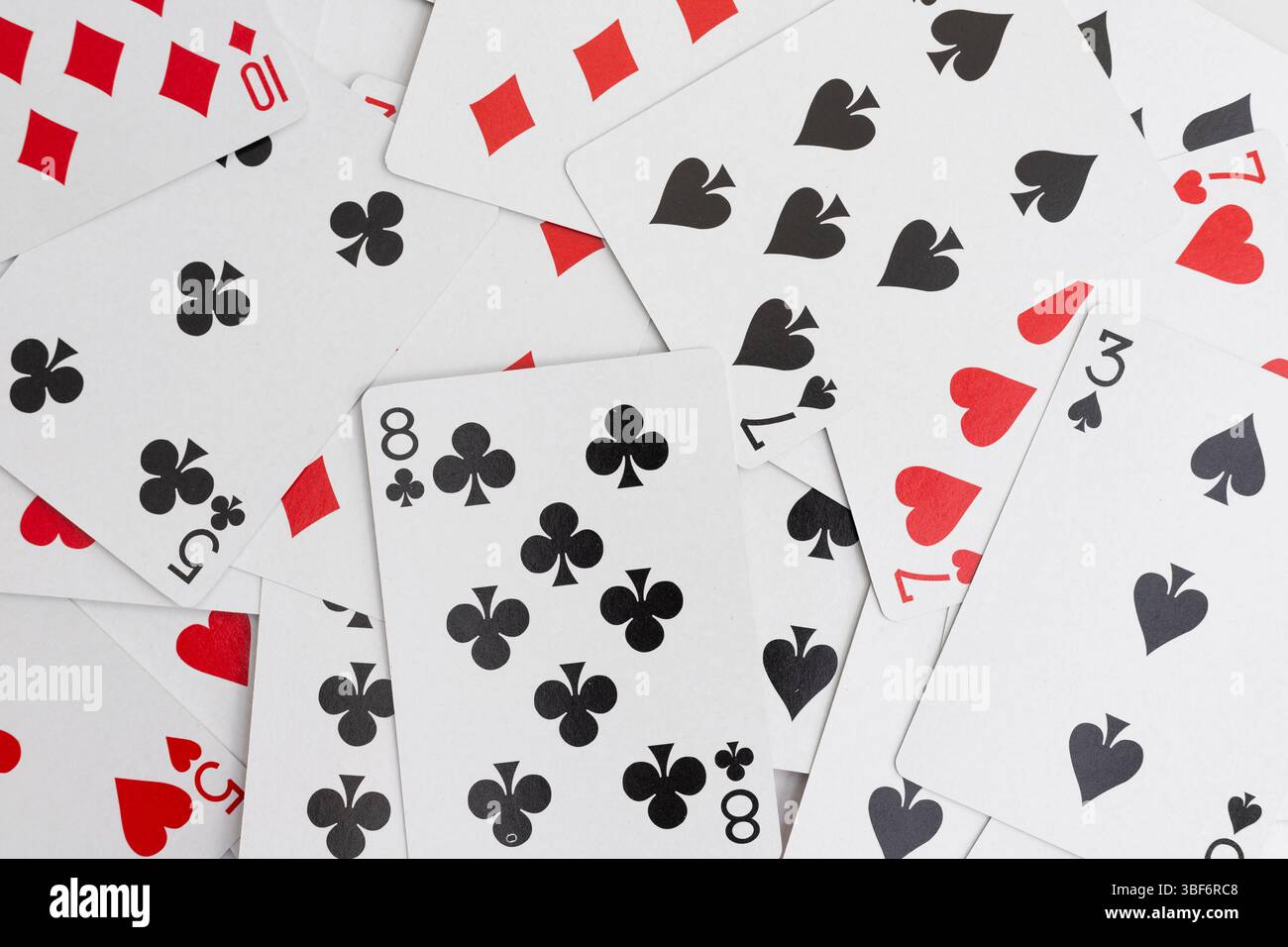 Cartes à jouer dispersées combinaisons et valeurs vue rapprochée du dessus Banque D'Images