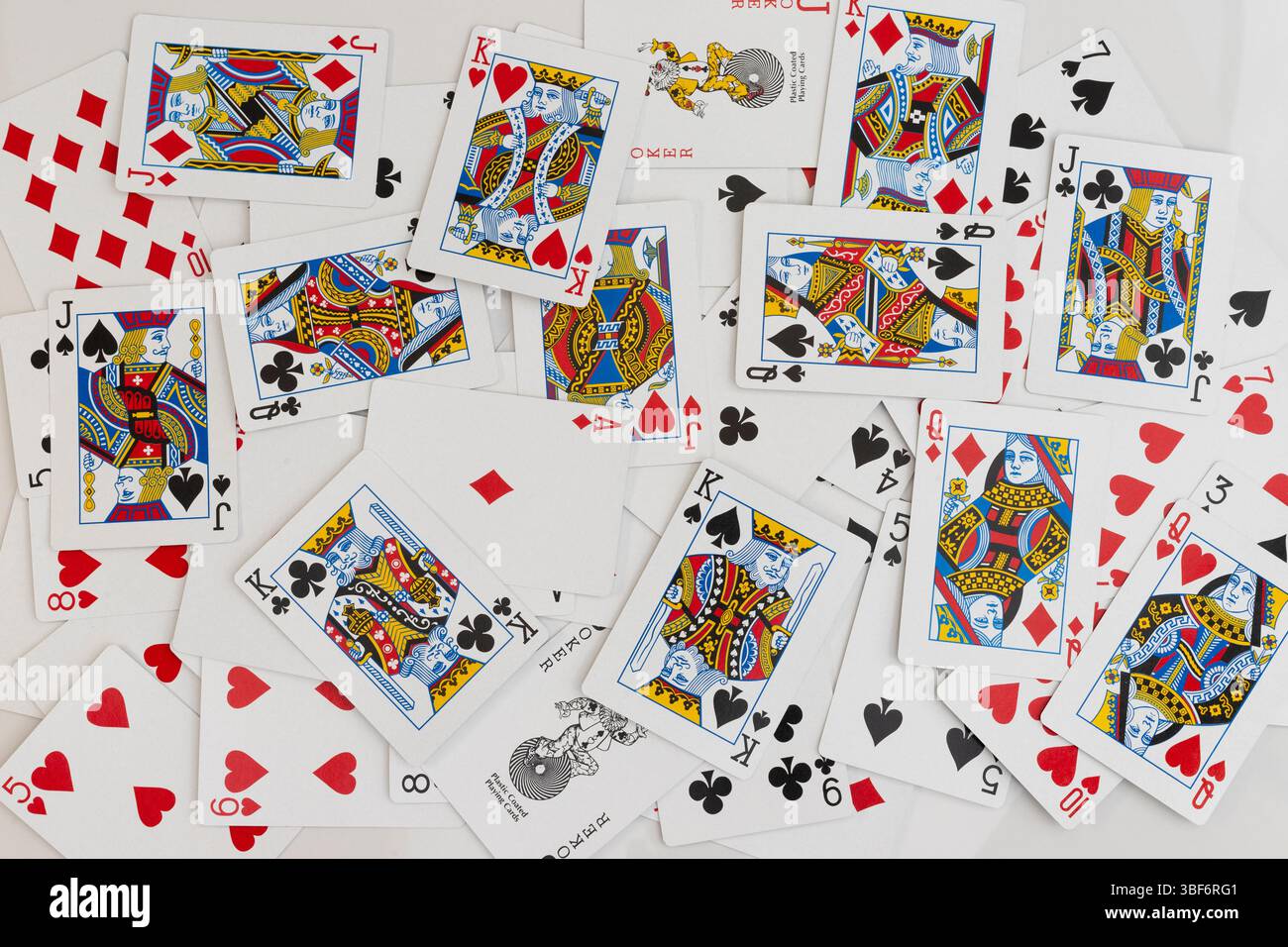 Mélange coloré de cartes de visage, jokers et as du jeu de cartes. Vue de dessus. Banque D'Images