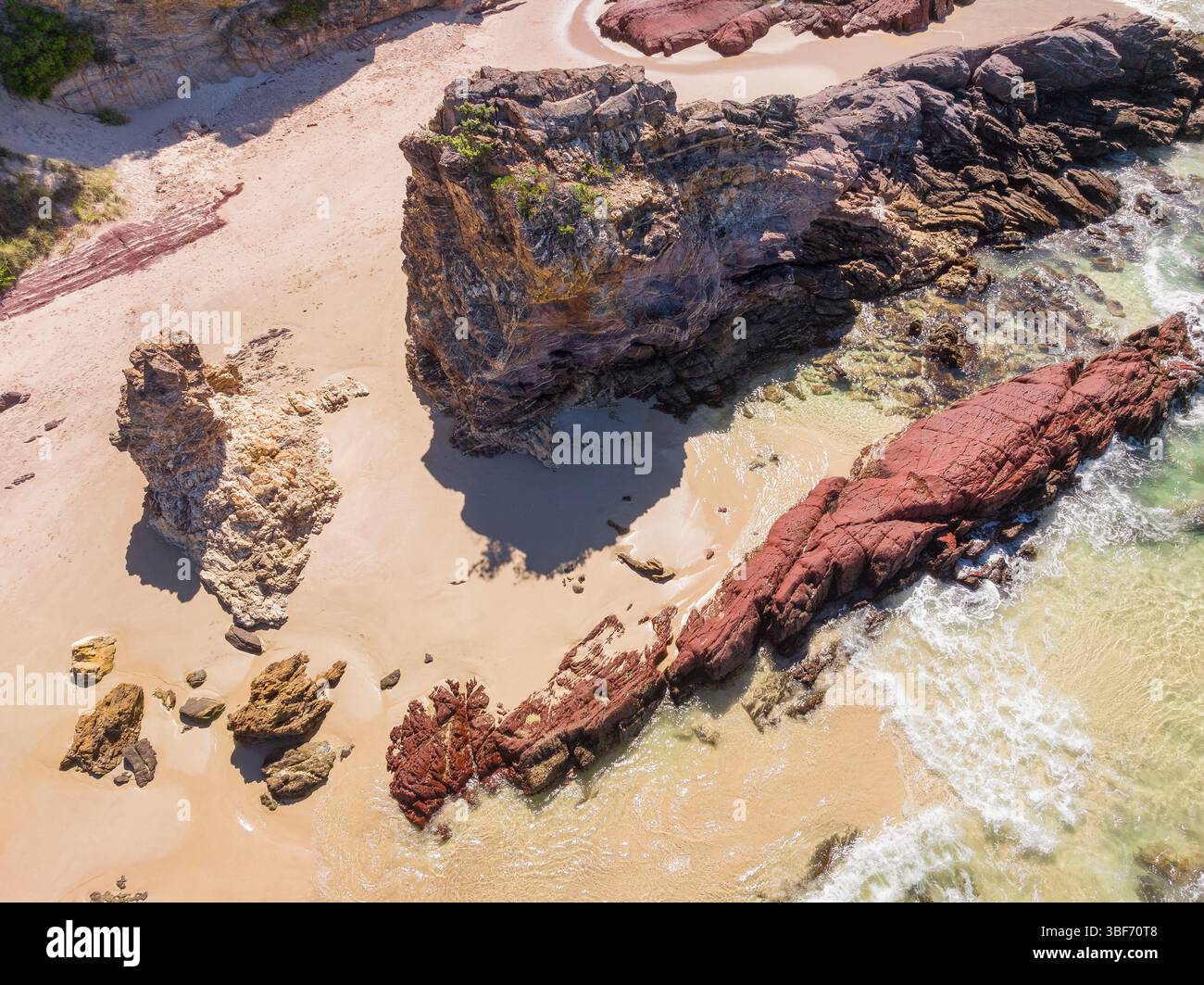 Vue aérienne des formations rocheuses de Pambula Beach sur la Sapphire Coast de Nouvelle-Galles du Sud en Australie. Banque D'Images