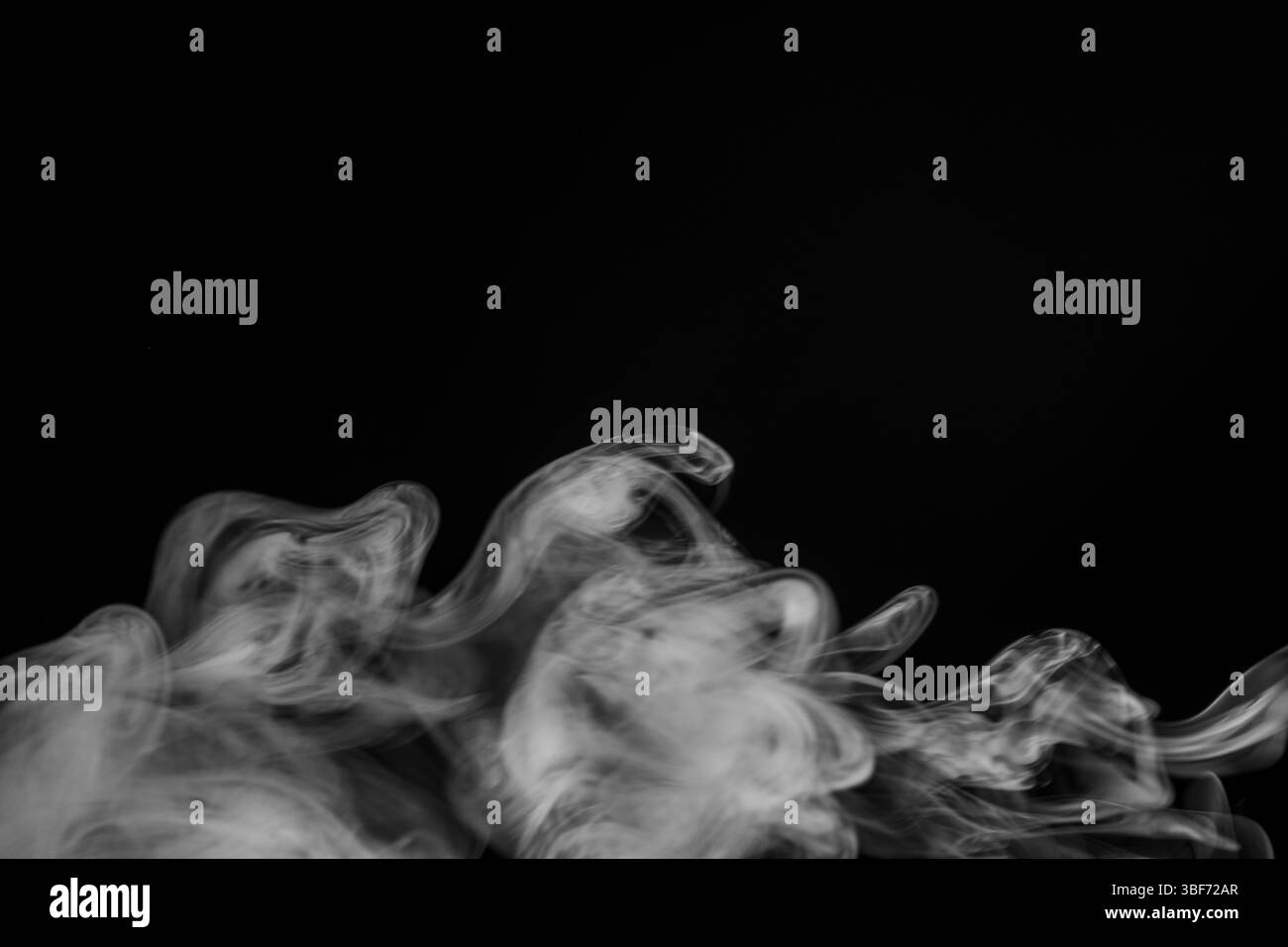 Panorama de vapeur, fumée, gaz isolé sur fond noir. ressource graphique pour le montage, la superposition ou la texture, ton. Tourbillons, fumée tourbillonnante pour ove Banque D'Images