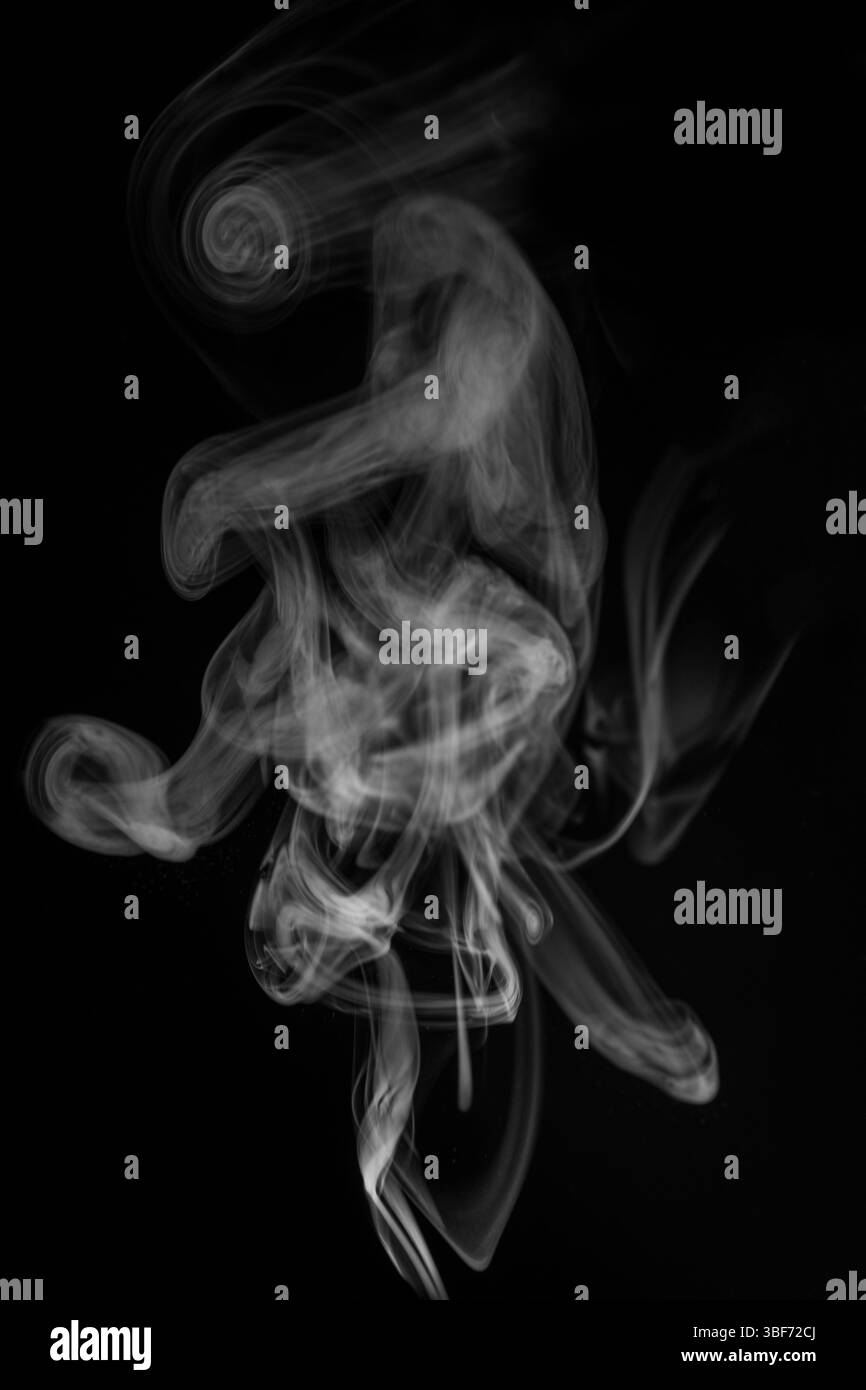 vapeur, fumée, gaz isolé sur fond noir. ressource graphique pour montage, superposition ou texture, tonifiée. Tourbillonnant, tordant la fumée pour se superposer à votre Banque D'Images