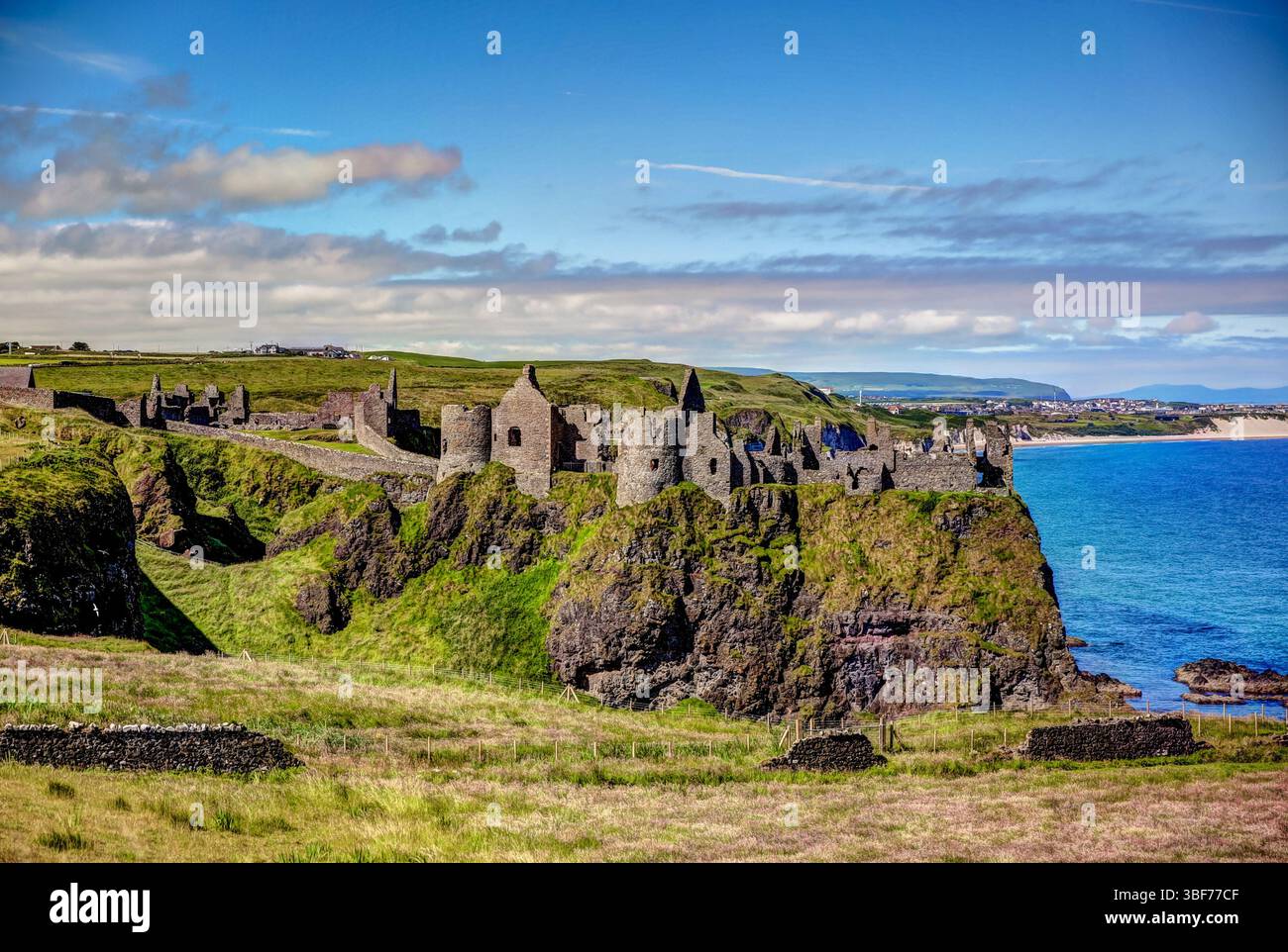Giants Causeway, Irlande du Nord - 14 juillet 2019 : les ruines du château de Dunluce en Irlande du Nord Banque D'Images